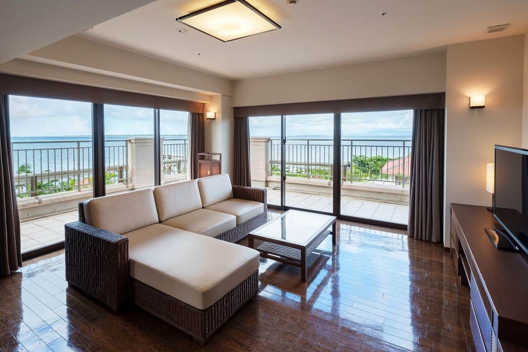 のインスタグラム：「🌺GRANDVRIO RESORT ISHIGAKIJIMA🌺 オーシャンズウイングにある 88㎡のコーナースイート。  和洋室タイプのスイートルームで、 大きなL字ソファからは 角部屋ならではの雄大な海を臨むことができます。  どこにいてもオーシャンビューを楽しめるので 沖縄らしい滞在をしたい方に おすすめのお部屋です✨  #グランヴィリオリゾート石垣島 #グランヴィリオリゾート石垣島ヴィラガーデン  #石垣島 #石垣島旅行 #石垣島ホテル #沖縄ホテル #オーシャンビュー #リゾートホテル #離島巡り #離島ホテル #角部屋 #コーナールーム #オーシャンビューホテル」