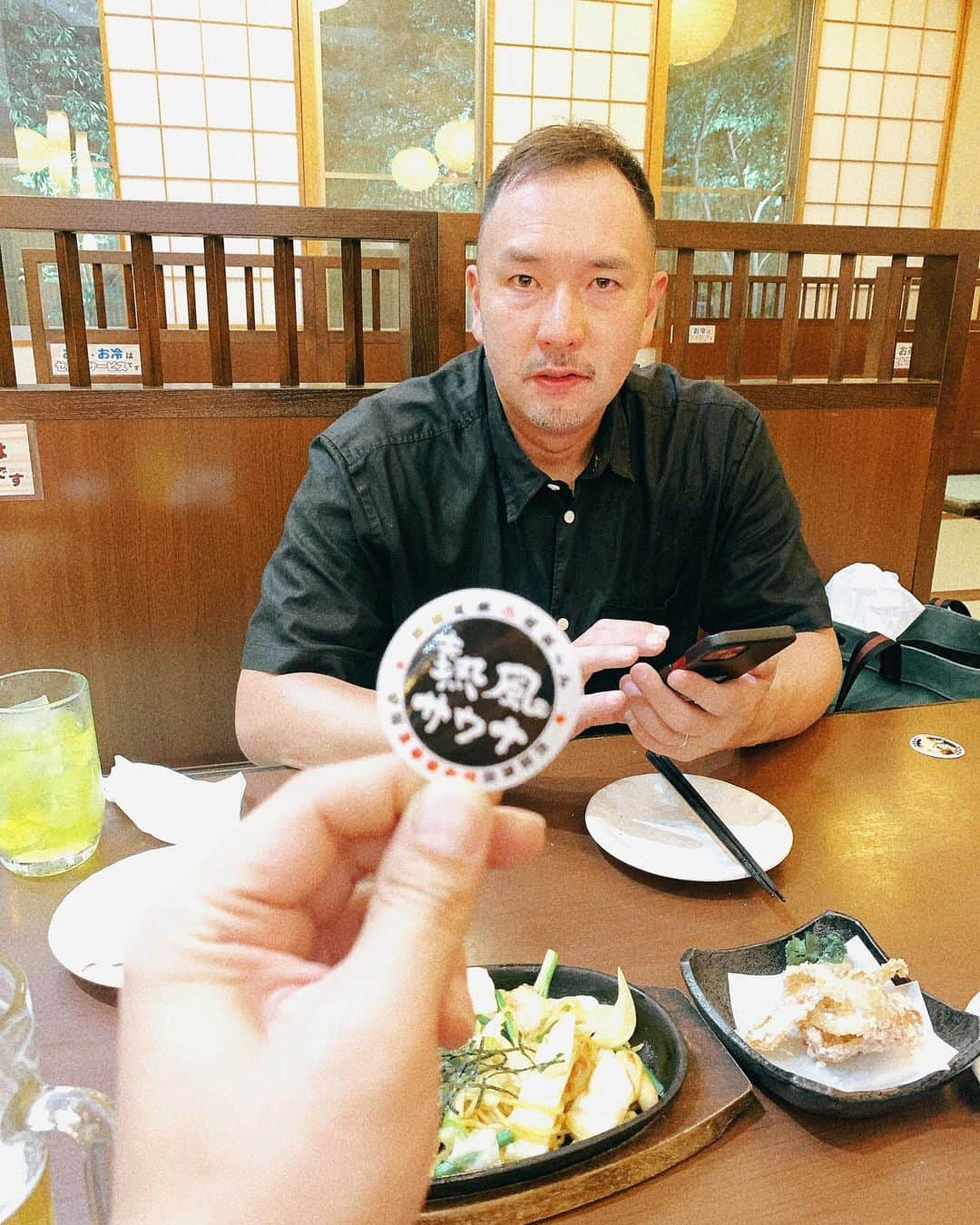 前野悠介さんのインスタグラム写真 - (前野悠介Instagram)「沼津泊まりやったんで、ハザマさんと八尾デカ兄さんにステーキ食うてサウナ連れてってもらいました。 サウナは元々苦手だったんですが、サウナ入ってる兄さん2人が僕の全ボケを無視したのでサウナが憎しみに変わりました。」9月24日 21時00分 - maenoyuusuke