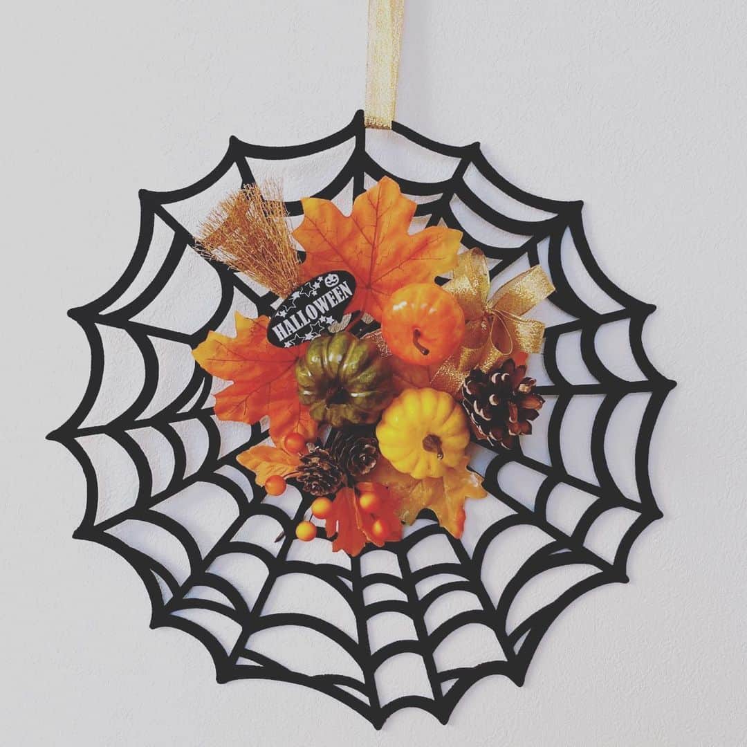 awesomestoreのインスタグラム：「🎃ハロウィンリース🎃  蜘蛛の巣のフェルトマットをリースにアレンジ！！マットの穴に好きな飾りをつけて黒いモールで固定し、リボンを付けるだけで簡単に作れます。是非お好みの飾りをつけてオリジナルのリースを作ってみてくださいね🎃（フェルトの大きさは約37cm）  ▪️フェルトスパイダーウェブマット ¥242(税込)  #awesomestore#オーサムストア#雑貨#暮らし#日用品#生活雑貨#プチプラ#プチプラグッズ#プチプラアイテム#雑貨好きな人と繋がりたい #雑貨好き#おしゃれ雑貨 #ユニセックスブランド #アメリカン雑貨#ハロウィン#ハロウィン飾り #halloween #」