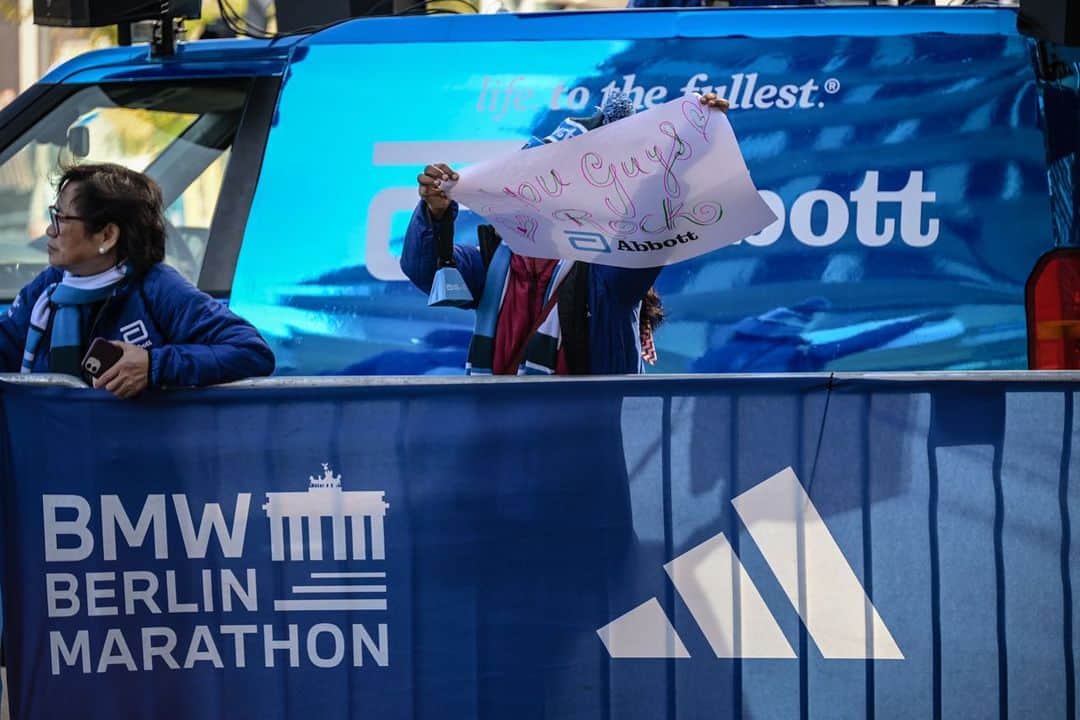 アボットジャパンさんのインスタグラム写真 - (アボットジャパンInstagram)「Over 47,000 runners from 156 nations are chasing down dreams, goals, health and their best lives at the @berlinmarathon. Now that’s something to cheer for!   👋 from the Abbott cheer zone!  #AbbottWMM #berlinmarathon」9月24日 21時04分 - abbottglobal