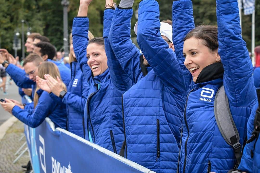 アボットジャパンのインスタグラム：「Over 47,000 runners from 156 nations are chasing down dreams, goals, health and their best lives at the @berlinmarathon. Now that’s something to cheer for!   👋 from the Abbott cheer zone!  #AbbottWMM #berlinmarathon」