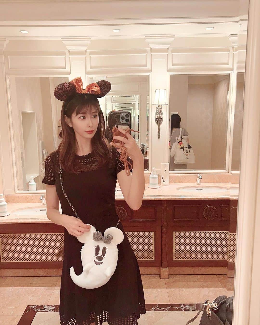 倉岡生夏のインスタグラム：「🎃👻 ・ ・ Disney Halloween🎃 毎年ホテルのハロウィンコースを食べるのが楽しみで夏休み中に行ってきました♡ ・ ・ ホテルには仮装してる人もいてハロウィン気分をたのしめました♡ 私主催のハロウィンパーティーは今年は更に気合いをいれて♡🎃 ・ ・ 明日から一週間🏫week頑張ります💪 ・ ・ ・ ・ #ディズニーコーデ #ディズニーハロウィン#ディズニーランド #ディズニーランドホテル #ディズニーグッズ #ディズニーハロウィン2023 #dハロ #ランチメニュー #ホテルランチ #ディズニー好きな人と繋がりたい #ディズニー好き #ディズニー好きママ #ディズニー好きと繋がりたい #tokyodisneyland #disneyhalloween #halloweenfood」