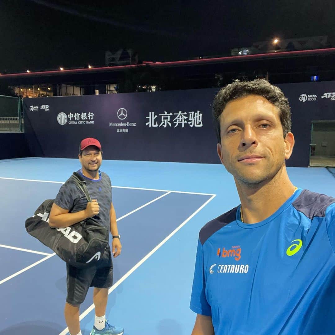 マルセロ・メロのインスタグラム：「Depois de 34 horas de viagem,  finalmente chegamos em Beijing. Mesmo depois desta longa viagem, viemos espichar uma bola para começar a adaptação. Vaaaaamos! . . @centauroesporte @bancobmg @volvocarbr @asicsbrasil @cbtoficial @headtennis_official  #somostodosgirafa」