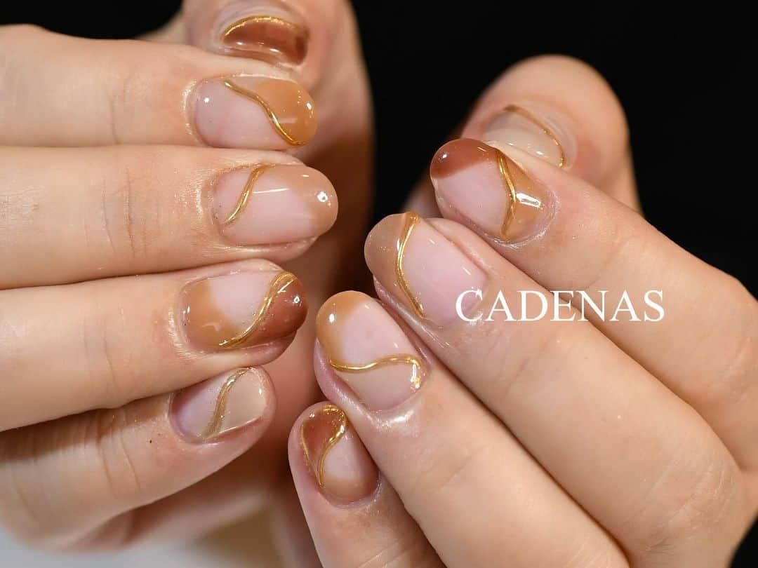 Yuka Maeda ::manicurelistのインスタグラム：「秋カラーに🍂 .  . Salon data▼ ＝＝＝＝＝＝＝＝＝＝＝＝＝＝＝＝＝＝＝＝ . CADENAS -nail eyelash salon- ●Nail artist  @yuka.maeda  @yuki_cadenas @mai_cadenas ●eyelash　@cadenaseyelash  ゲストに愛と感動を…♡ . 【 LINE ＠cadenas 】 ご予約/お問い合わせはLINEよりお気軽に🤲 ▶︎▶︎#cadenasnail デザインアップしてます♡  price…★⭐︎Instagram特別キャンペーン中⭐︎★ . 「インスタ見たよ👀」と LINEからご予約で特別プライス7500円！！ . ※ご新規様限定 ※キャラクターや特殊なエレメント等のみ 別途料金いただく場合ございます🙇🏻‍♀️ . . price…初回8000円（オフ込み） access…大阪市北区堂山町16-1  中崎町駅  徒歩5分 /  梅田駅  徒歩6分 . tel… 06-4792-8617 ＝＝＝＝＝＝＝＝＝＝＝＝＝＝＝＝＝＝＝＝ . . .  #中崎町ネイル #梅田ネイルサロン #大阪ネイルサロン #関西ネイルサロン #インスタネイル #instanails #instanail #ゴールドネイル #ネイルサンプル #ブラウンネイル #ネイルブック #10月ネイル #ネイルチェンジ #今月のネイル #にゅーねいる #Autumnnails  #かこみネイル #金具ネイル #네일아트 #네일스타그램 #귀여운네일 #무광네일  #Springnail #brownnails #秋ネイル #cadenasyuka  #cadenasnail #nailsdesign」