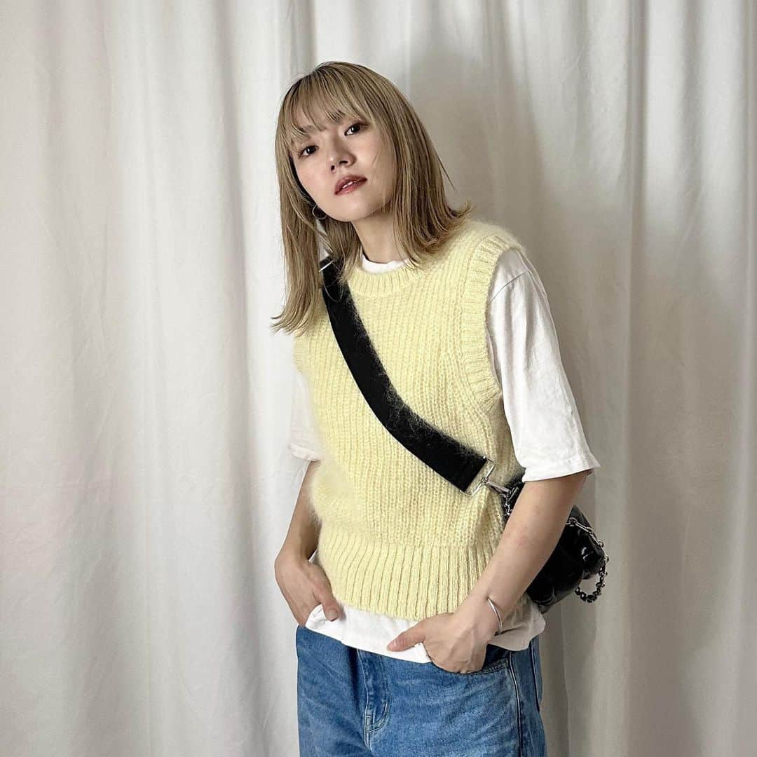 かほこ。さんのインスタグラム写真 - (かほこ。Instagram)「ㅤㅤㅤㅤㅤㅤㅤㅤㅤㅤㅤㅤㅤ ㅤㅤㅤㅤㅤㅤㅤㅤㅤㅤㅤㅤㅤ knit vest : #cos tshirt : #clane denim : #adametrope bag : #levernis sneakers : #無印良品 ㅤㅤㅤㅤㅤㅤㅤㅤㅤㅤㅤㅤㅤ まだハイトーンの時のコーデが残っているのでしばらく金髪も載せさせてください🥺🙏🏻 ㅤㅤㅤㅤㅤㅤㅤㅤㅤㅤㅤㅤㅤ このニットベスト、1回違うトップスと悩んで辞めたけどやっぱり欲しくて、買いに行ったらサイズ無くなってて別の店舗まで買いに行ったの🥹 その店舗ももうXSの1点しかなくて、XSか……と思いつつも諦めきれなくて購入。 ㅤㅤㅤㅤㅤㅤㅤㅤㅤㅤㅤㅤㅤ もっはもはで可愛くて、やっぱり買って良かったなと思いました🫶🏻💛 シャツ合わせもしたいしシアートップス合わせもしたい！楽しみ！ ㅤㅤㅤㅤㅤㅤㅤㅤㅤㅤㅤㅤㅤ #kaho_fashion」9月24日 21時07分 - xxokohakxx