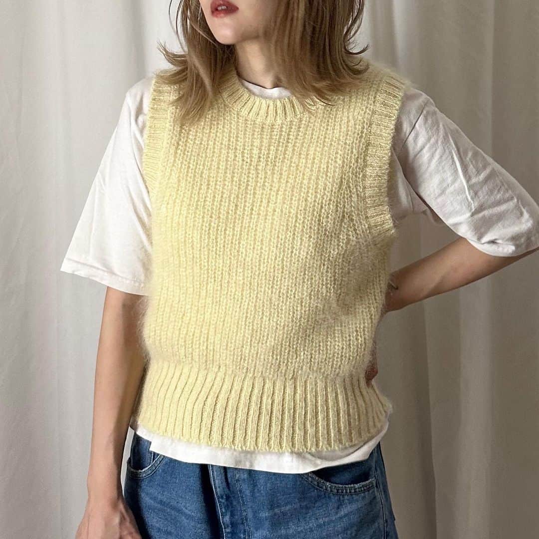かほこ。さんのインスタグラム写真 - (かほこ。Instagram)「ㅤㅤㅤㅤㅤㅤㅤㅤㅤㅤㅤㅤㅤ ㅤㅤㅤㅤㅤㅤㅤㅤㅤㅤㅤㅤㅤ knit vest : #cos tshirt : #clane denim : #adametrope bag : #levernis sneakers : #無印良品 ㅤㅤㅤㅤㅤㅤㅤㅤㅤㅤㅤㅤㅤ まだハイトーンの時のコーデが残っているのでしばらく金髪も載せさせてください🥺🙏🏻 ㅤㅤㅤㅤㅤㅤㅤㅤㅤㅤㅤㅤㅤ このニットベスト、1回違うトップスと悩んで辞めたけどやっぱり欲しくて、買いに行ったらサイズ無くなってて別の店舗まで買いに行ったの🥹 その店舗ももうXSの1点しかなくて、XSか……と思いつつも諦めきれなくて購入。 ㅤㅤㅤㅤㅤㅤㅤㅤㅤㅤㅤㅤㅤ もっはもはで可愛くて、やっぱり買って良かったなと思いました🫶🏻💛 シャツ合わせもしたいしシアートップス合わせもしたい！楽しみ！ ㅤㅤㅤㅤㅤㅤㅤㅤㅤㅤㅤㅤㅤ #kaho_fashion」9月24日 21時07分 - xxokohakxx
