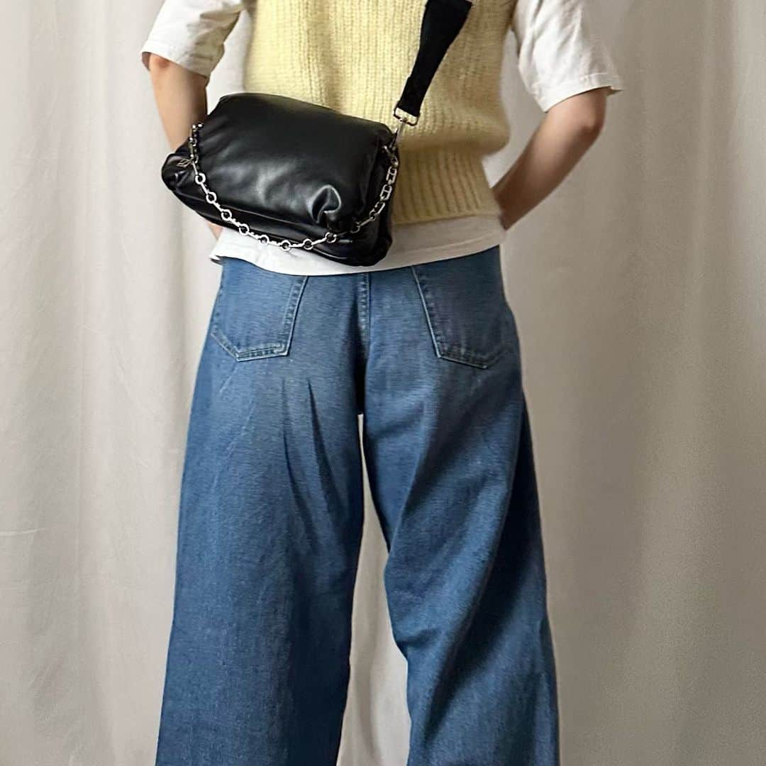 かほこ。さんのインスタグラム写真 - (かほこ。Instagram)「ㅤㅤㅤㅤㅤㅤㅤㅤㅤㅤㅤㅤㅤ ㅤㅤㅤㅤㅤㅤㅤㅤㅤㅤㅤㅤㅤ knit vest : #cos tshirt : #clane denim : #adametrope bag : #levernis sneakers : #無印良品 ㅤㅤㅤㅤㅤㅤㅤㅤㅤㅤㅤㅤㅤ まだハイトーンの時のコーデが残っているのでしばらく金髪も載せさせてください🥺🙏🏻 ㅤㅤㅤㅤㅤㅤㅤㅤㅤㅤㅤㅤㅤ このニットベスト、1回違うトップスと悩んで辞めたけどやっぱり欲しくて、買いに行ったらサイズ無くなってて別の店舗まで買いに行ったの🥹 その店舗ももうXSの1点しかなくて、XSか……と思いつつも諦めきれなくて購入。 ㅤㅤㅤㅤㅤㅤㅤㅤㅤㅤㅤㅤㅤ もっはもはで可愛くて、やっぱり買って良かったなと思いました🫶🏻💛 シャツ合わせもしたいしシアートップス合わせもしたい！楽しみ！ ㅤㅤㅤㅤㅤㅤㅤㅤㅤㅤㅤㅤㅤ #kaho_fashion」9月24日 21時07分 - xxokohakxx