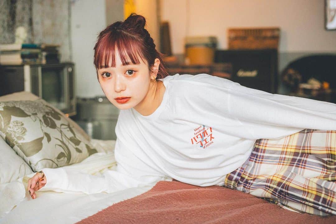 さやべびのインスタグラム：「・ ・ ・ POPUP楽しかったな～～～  沢山の人に手に取って貰いたいです◎  28日からのオンライン販売 楽しみにしててください～～～！ ・  #MIOOK #邦ロック  #ライブコーデ #フェスコーデ  #ロンT #秋服 #秋服コーデ」