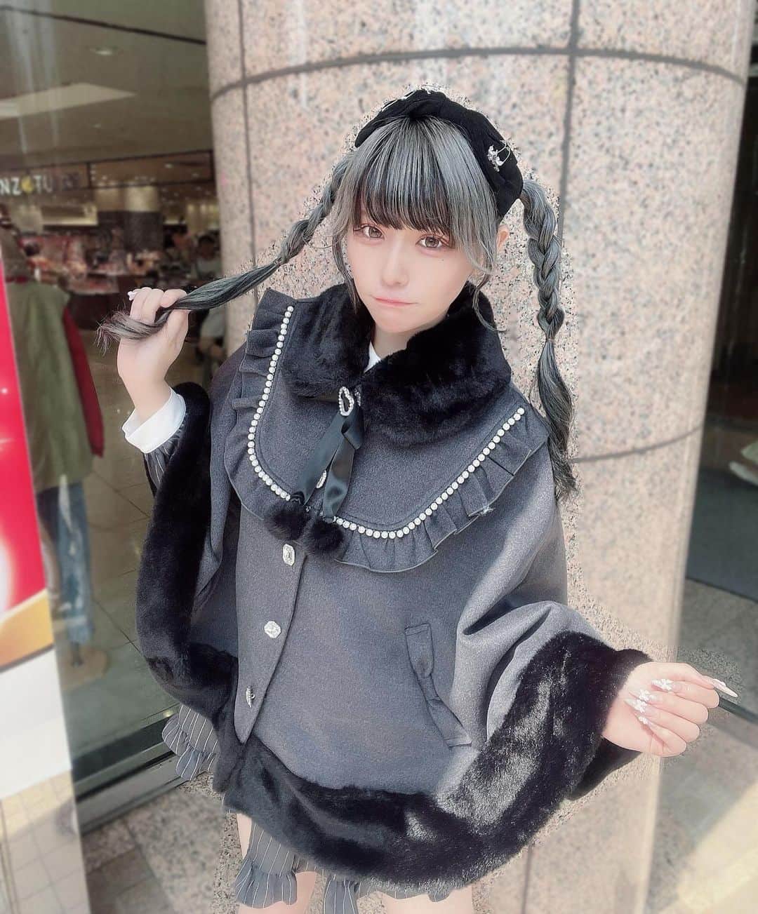 さきちゃんのインスタグラム：「魔法少女みたい！通販でアウター先行予約はじまってるよ(∩^o^)⊃━☆ﾟ.*･｡ #ankrouge #アンクルージュ #大宮アルシェ #大宮 #ケープ #ケープアイテム #ケープコート #ポンチョ #ポンチョコート #量産コート #量産型コート #量産型コーデ #隠しきれないオタク #地雷系女子 #地雷女 #地雷系 #地雷系ファッション #コート #アウターコーデ」