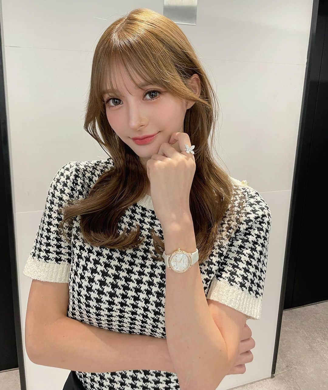 のインスタグラム：「保存を必ずお願い致します 顔まわりのこだわりがあるので 必ず可愛くなります カウンセリングの際に 【カラー・仕上げ】僕があなたに合わせて必ず可愛くします お出かけ前に是非  #渋谷美容室 #くびれヘア#渋谷 #ワンホンヘア#顔周りカット」