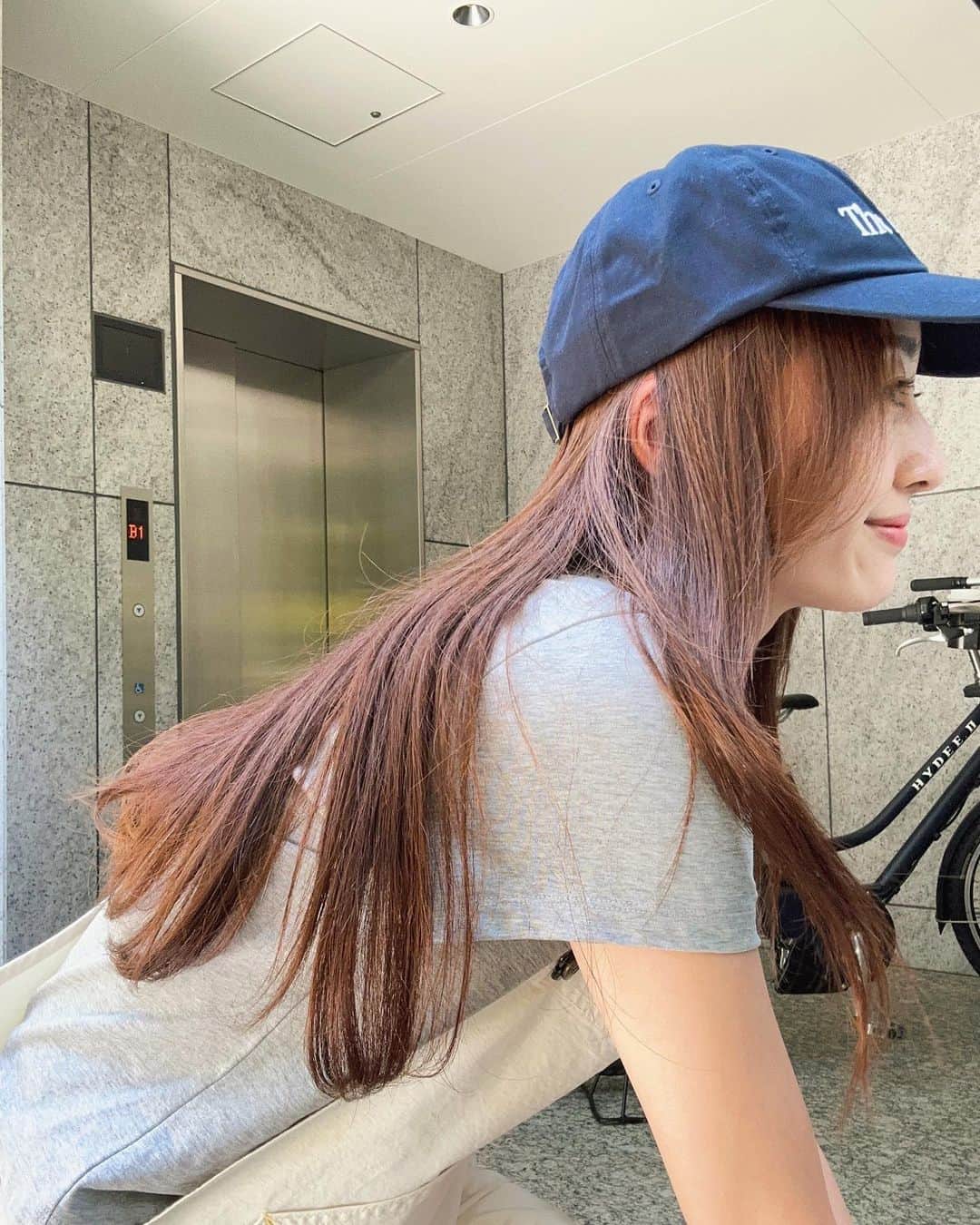 小祝麻里亜のインスタグラム：「髪伸びた！！  そして気がついたら秋めいた気候になってて、夏服並べながら、秋服に変えていかなきゃなぁ〜と困ってます🥺  popupにいらっしゃったお客様も秋服コーデが素敵だったな♡  ． ． ＿＿＿＿ #코디 #스타일링 #데일리룩 #오오티디 #日常」