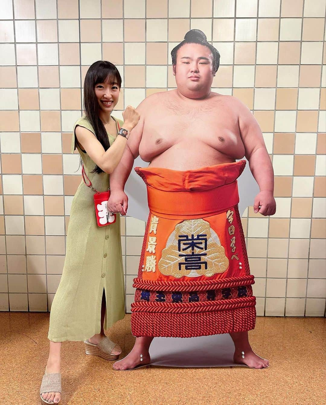 藤田舞美のインスタグラム：「❁︎ 大相撲秋場所🍁 貴景勝が優勝決定戦を制して幕を閉じました✧︎ * 昨日国技館で大相撲ガチャをしてみたら、貴景勝のパッチンバンドが出たので、優勝フラグかな？と思ったら、今日本当に優勝したので、少し驚き😳✨ * は〜秋場所も楽しかったな🥰 今場所の思い出写真沢山あるので少しずつ載せようと思います📱 どうかお付き合いください♡ * #大相撲 #大相撲九月場所 #大相撲秋場所 #大相撲観戦 #相撲好き #相撲女子 #両国 #両国国技館 #貴景勝 #大相撲ガチャ #パッチンバンド #sumo #sumowrestler #japanphoto #instajapan」