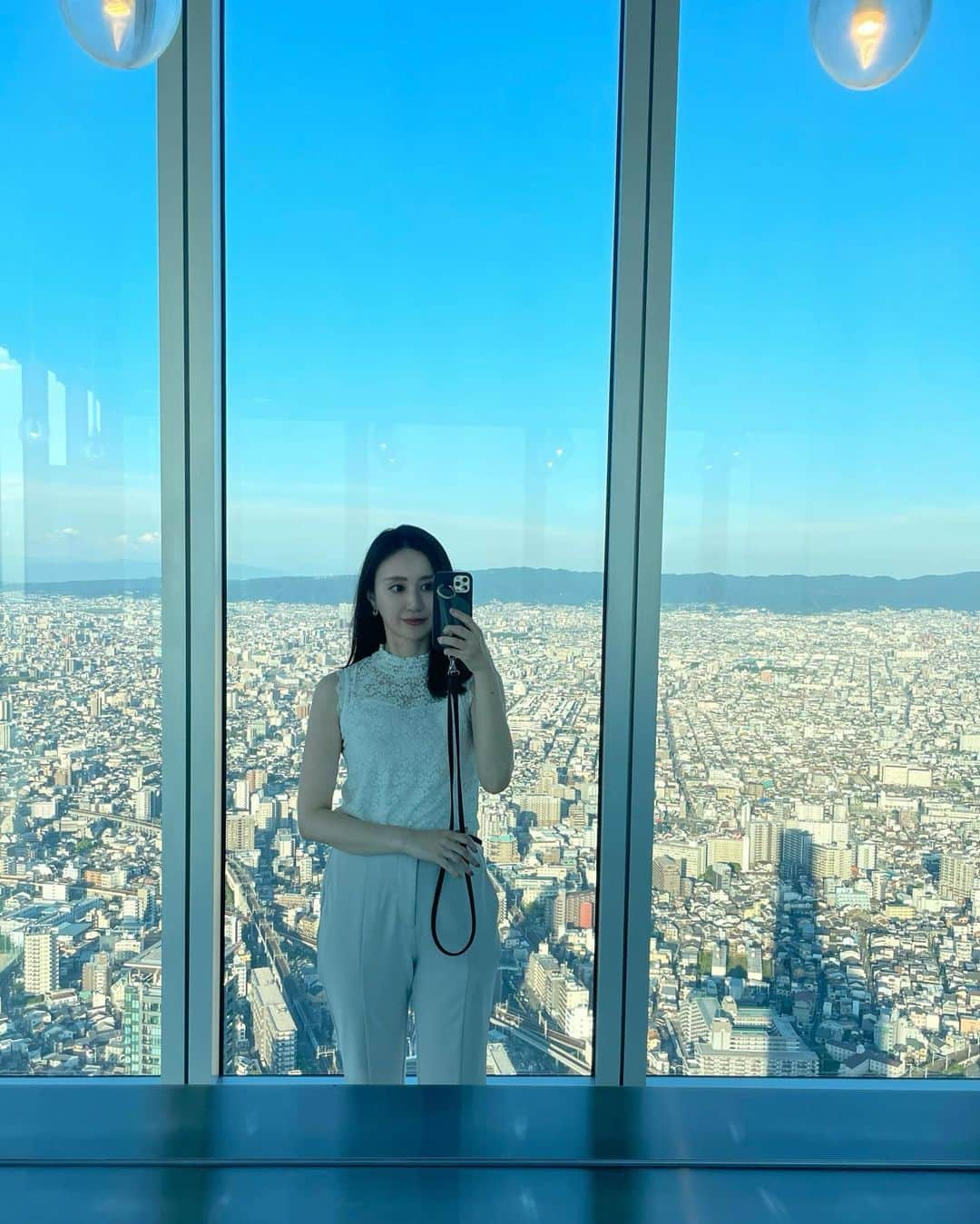 川本彩のインスタグラム：「あべのハルカス展望台に🏙️✨ いい天気の日でよかったなぁ。息子はずっと下を覗いてました👀  #あべのハルカス #大阪観光 #大阪旅行 #子連れ旅行 #子連れ旅 #生後7ヶ月 #生後7ヶ月ベビー #男の子ママ」