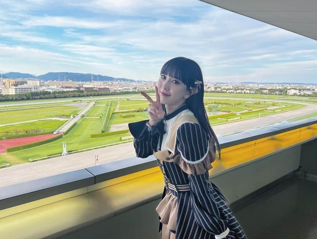 熊崎晴香さんのインスタグラム写真 - (熊崎晴香Instagram)「⁡ ⁡ 初の阪神競馬場🐎 楽しすぎました！ ⁡ みんなからおすすめされてた 肉吸いご飯も食べれたよ✌️ 食べてるところマネージャーさんに盗撮されてた😂 美味しくて、勢いよく食べてたから あとあと、口の中火傷してた笑 ⁡ レースも近くで観れて、屋根つきパドックも 実際に行けて本当に感動！ また行きたい！！ ⁡ ⁡ #阪神競馬場」9月24日 21時11分 - kumakuma9810