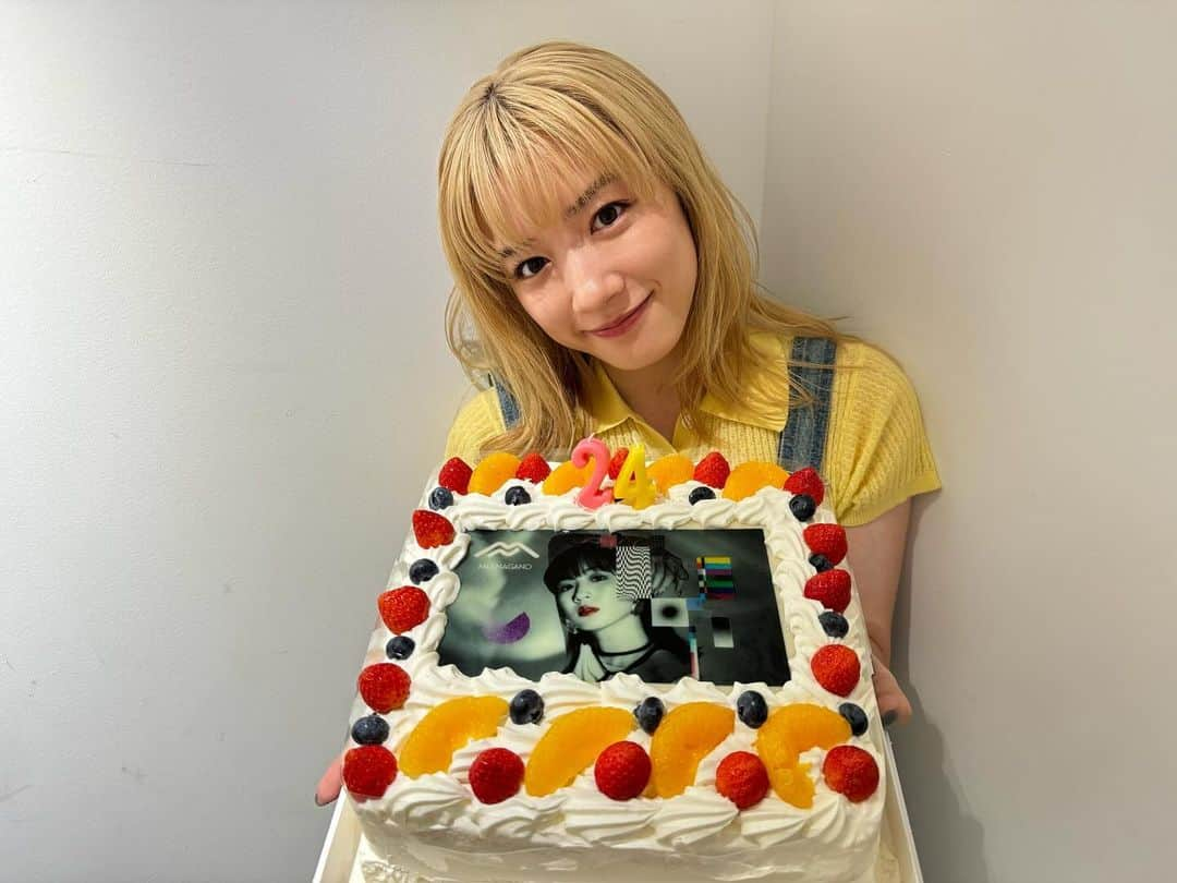 永野芽郁のインスタグラム：「• Happy Birthday Day👏👏🎂🎉🎊  素敵な一年になりますように😊  今後も永野芽郁をよろしくお願い致します🙇🏻🥺  #永野芽郁 #今の #芽郁 #おめでとう㊗️」