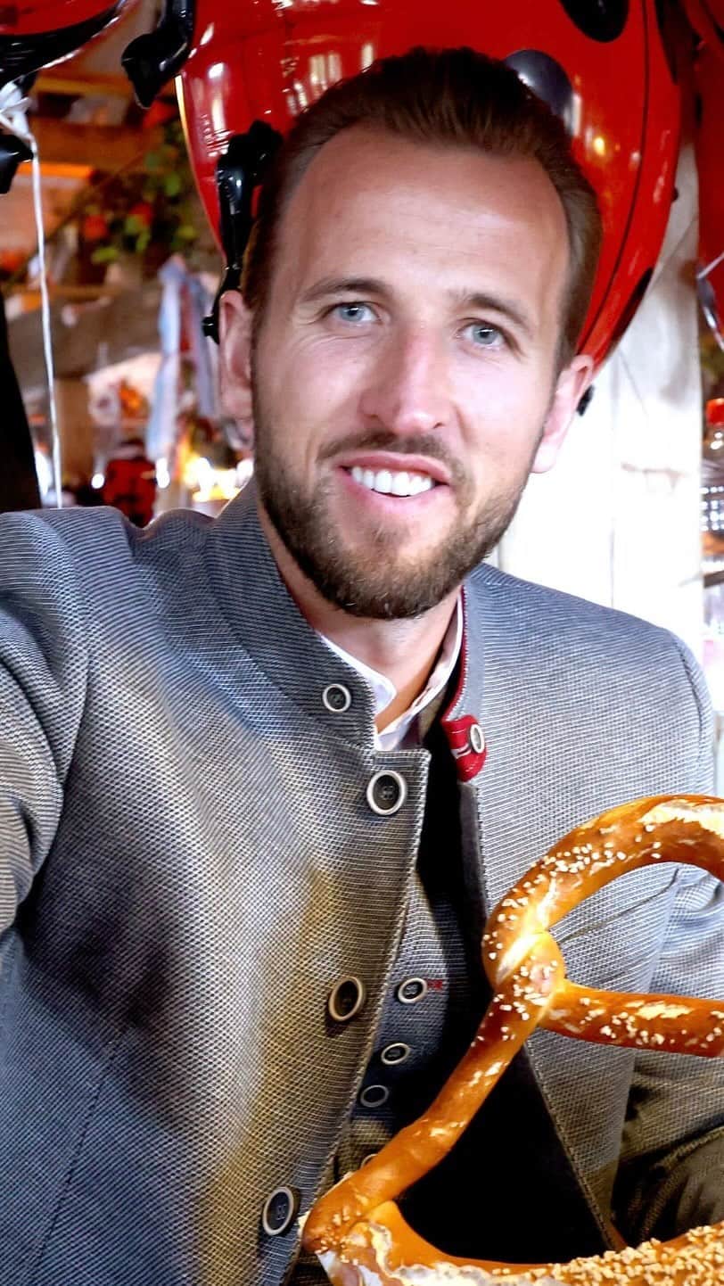 のインスタグラム：「Enjoy your first Oktoberfest visit, @harrykane! 🥨🍻  #MiaSanMia #Wiesn #FCBayern」