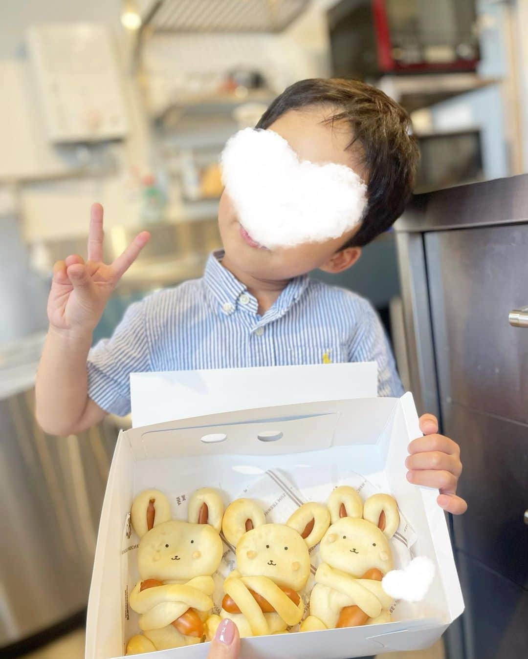 越馬千春さんのインスタグラム写真 - (越馬千春Instagram)「. 息子と2回目のパン教室へ🍞🥐🤍  最近お家でも料理を率先して手伝ってくれるので凄く助かる🙏🤍  この日はウサギのパン🐰🥐 イースト入れて発酵したり、ウサギの細かいパーツ作りを真剣に取り組んでて私も嬉しくなりました✨☺️  私も昔は毎日のように作ってたパン作り🍞🥐❤️ 余裕が出来たら☜再開したいなぁと思っております🤫  #ママライフ#ママ#育児日記#年子育児#年子兄弟#年子兄弟#4歳男の子#2歳男の子#パン教室#パン作り#ウサギ#うさぎパン#親子料理教室」9月24日 21時23分 - chiharukoshiba