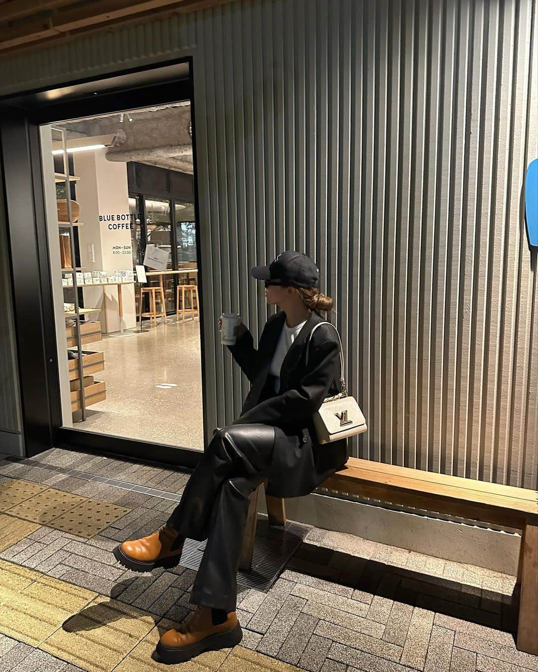 のインスタグラム：「大好きな友達に会いにいってきた🩶 話が止まりませんでした笑  涼しくなって、散歩がてら歩いて帰宅🚶‍♀️  #りおなの私服 #cjd_riona #cyberjapan  #サイバージャパン」