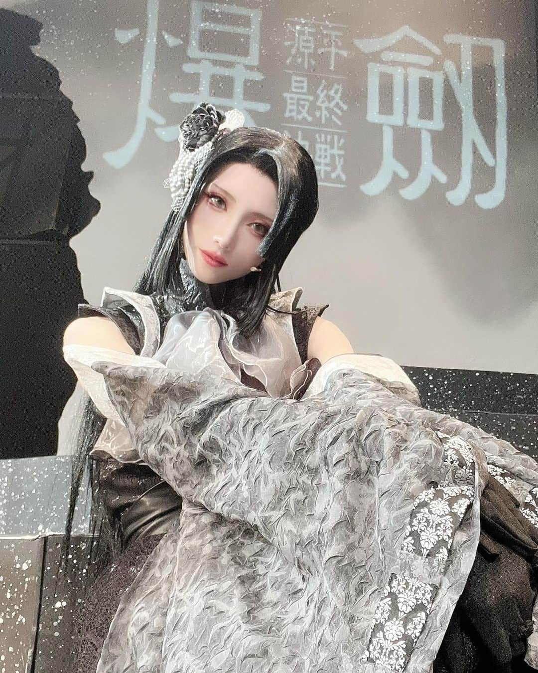 青木志貴のインスタグラム：「#爆剣  静御前、そして創造主、システム代行者として駆け抜けた6日間 楽しかったなぁ😭  朗読劇はあったけどガチの舞台はキューティーハニーぶりで、 更に今回はアイマスライブとスケジュールが被りまくってるという僕にしてはかなり挑戦的なスケジュールでの舞台でした いままでの僕だったらこんなタイトなスケジュールだったら舞台のお仕事は受けてなかったと思うけど、 これは僕なりの今年の挑戦のひとつでした  昨年に機能性発声障害、強迫性障害を患ってから、人前で喋ったりお芝居をすることにかなり恐怖心がありました 決まってた仕事も全部降りて、廃業も本気で視野にいれていた去年末 それでもやっぱりお芝居が好きで、この仕事が好きだから辞めたくなかった 通院して今ではほぼ完治と言って良いくらいまでに復活して、 弱い自分に負けたくなくて始めた筋トレ トレーニングでメンタルも前向きになったのか、自分のキャパの限界に挑戦してみたくなった結果が今回の無謀スケジュール(笑) 稽古期間中はトレーニングと減量にプラスしてライブのダンスレッスンに普段の仕事にまさかのインフルエンザまで重なって、 一時は本気で無理なんじゃないかと思った 粗通し一回のみで、ちゃんとした通し稽古や衣裳付き通しをせずに公演初日を迎えたのは爆剣が初めてです(笑) 初めてだらけの今回の舞台だったけど、 周りの皆さんが本当にプロフェッショナルな方々の集まりで… 自分がちゃんと出来るかの不安はあれど、共演者の皆さんへの信頼というか安心感のおかげでとても救われました とくに男性陣が全員殺陣が上手すぎてめちゃくちゃかっこいい😭🙏 短い稽古期間であんなばちばちに殺陣やれるの本当に尊敬しかない 見てると僕も殺陣またちゃんと練習して出来るようになりたいな〜って思うし、 共演者だけど役者として尊敬できてファンになった方もいるので本当に勉強になったし良い経験をさせてもらえた舞台でした 稽古期間中、あんま参加出来なかったのもあるけどもっとみんなと交流したかったな…😢終わってしまうともう会う機会が全然ないのでとても寂しい  そして今回の舞台は当て書きとのことで… ヨコオさんのなかの僕のイメージってどんな！？wって頭の中がハテナでいっぱいなんだけど…(笑) 多分人間味の薄い無機質なイメージなのかな？ 黒幕というか、悪役を任せていただけて光栄の極みです。悪役大好き いつか頭がトチ狂った役を是非お願いします🙏  舞台って稽古中は本当に毎回しんどくて、 2度と舞台やんねぇ！とか思いながら過ごすんだけど 本番迎えて、お芝居を見てもらえて感想をもらえて、 お芝居をしてると最高に楽しくて やって良かったなぁ、また舞台に立ちたいなぁって毎回思う なんだかんだ、やっぱ芝居が好きなんだな、僕は。 スケジュール的になかなか舞台のお仕事が受けられなくなってきてるから、 毎回これが最後の舞台かもって思いながら板の上に立ってる 決して安いチケット代ではないから、気軽に見にきてとは言えないけど もし少しでも興味あったら、まだ舞台に立たせてもらえる機会があるうちに一度でも良いから生のお芝居を見にきてもらえたら嬉しいです  改めて、ご来場ご視聴ありがとうございました！」