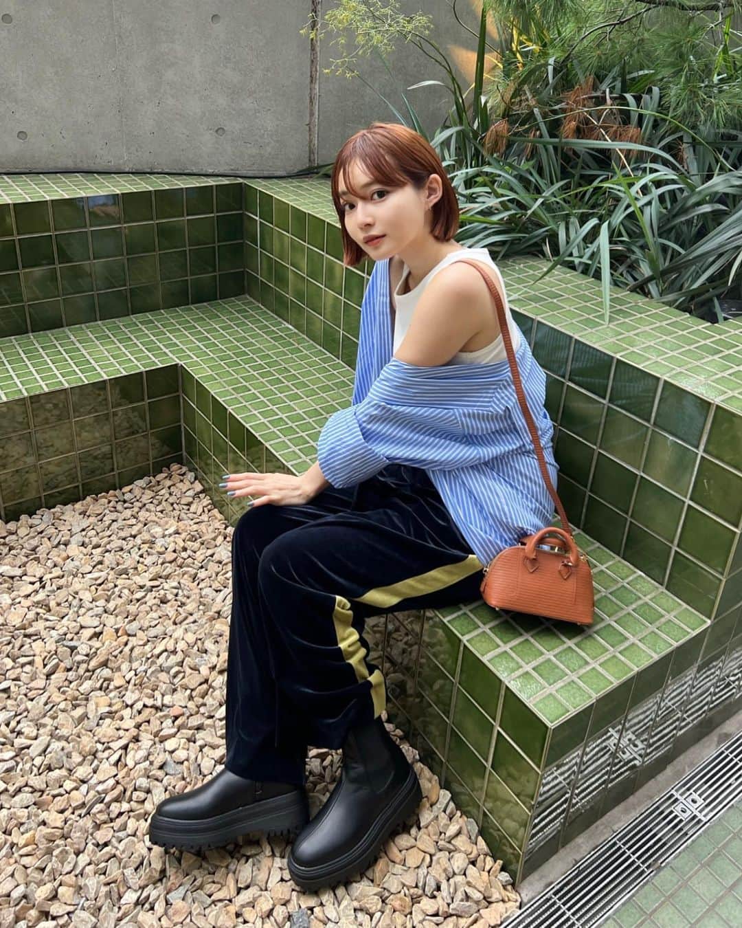 山崎江莉のインスタグラム：「hang out🍊  shoes  @azulbymoussy_official  bag @crieconforto_official   minibagな気分🙆‍♂️ ブーツは使い回せるサイドゴア🫶  inner: @louren__official  shirts: @studiodoe  pants: @6______roku   #AZUL #AZULBYMOUSSY #crieconforto #クリーコンフォルト #pr」