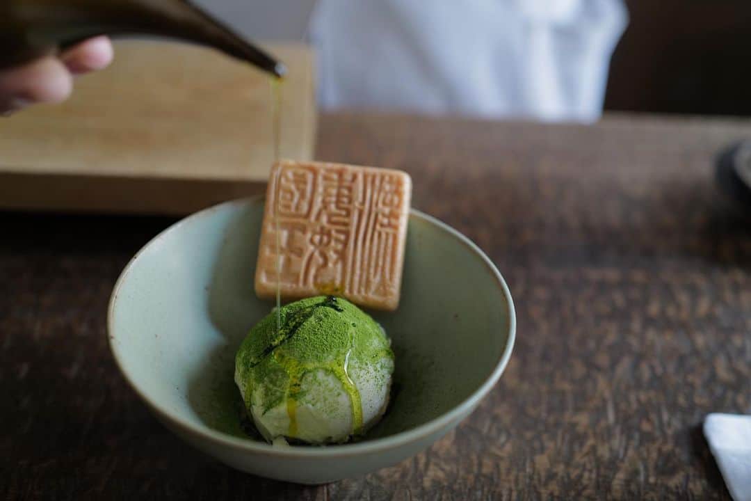 のインスタグラム：「福岡での美味しい記憶😋  1. 福岡に行くとよく伺うお茶のお店　@yorozu.tea にてオリーブオイルアイスに抹茶と小豆島のオリーブオイルがけ @patisserie.asakoiwayanagi さん監修のアイスで 塩味と甘味のバランス最高 2.抹茶のわらび餅きな粉がけ 3.美味しそうなの沢山あっても迷わず直感で決めるタイプ 4.念願の杵むらのごま味噌うどんと土日限定のお稲荷さん スープとレンコンや牛蒡？の入った肉団子と透き通るような細め手打ちうどんがピカイチ美味しいし、器のセンスがたまらない…感動レベルてまた行きたい 5.夏季限定冷やし南蛮うどんはお出汁がバツグンに美味しい 6.雨宿りと称した泡🥂 @ecru_fukuoka  コーヒー飲めないけどアイスラテが美味しそうだった また飲めるようになる日が来るかなぁ 7.ホテルで3時のおやつ チーズとクミンのクッキー、あおさ＆塩のクラッカーに大好きなテテリアさんの茶葉アッサム 8.行きたかったレストラン　@sym2001 の 洋梨生ハムの前菜 こじんまりした空間、シンプルなお料理、ワインのセレクトも素晴らしくてまた伺いたいし2階のショップに置かれている食品やお菓子もセンスよき 9.10福岡の鰻はここ　@yoshizukaunagiya  鰻重ってタレが甘くて最後飽きてくるがごはんとタレが別添えって最高 白焼と蒲焼をオーダー 白焼には摺りたてのたっぷりのわさびと醤油をつけてごはんでくるりんぱでたまらない 東京でもこういうスタイル求む  よーく食べましたね♡  #life #yukotrip2023  #fukuoka」