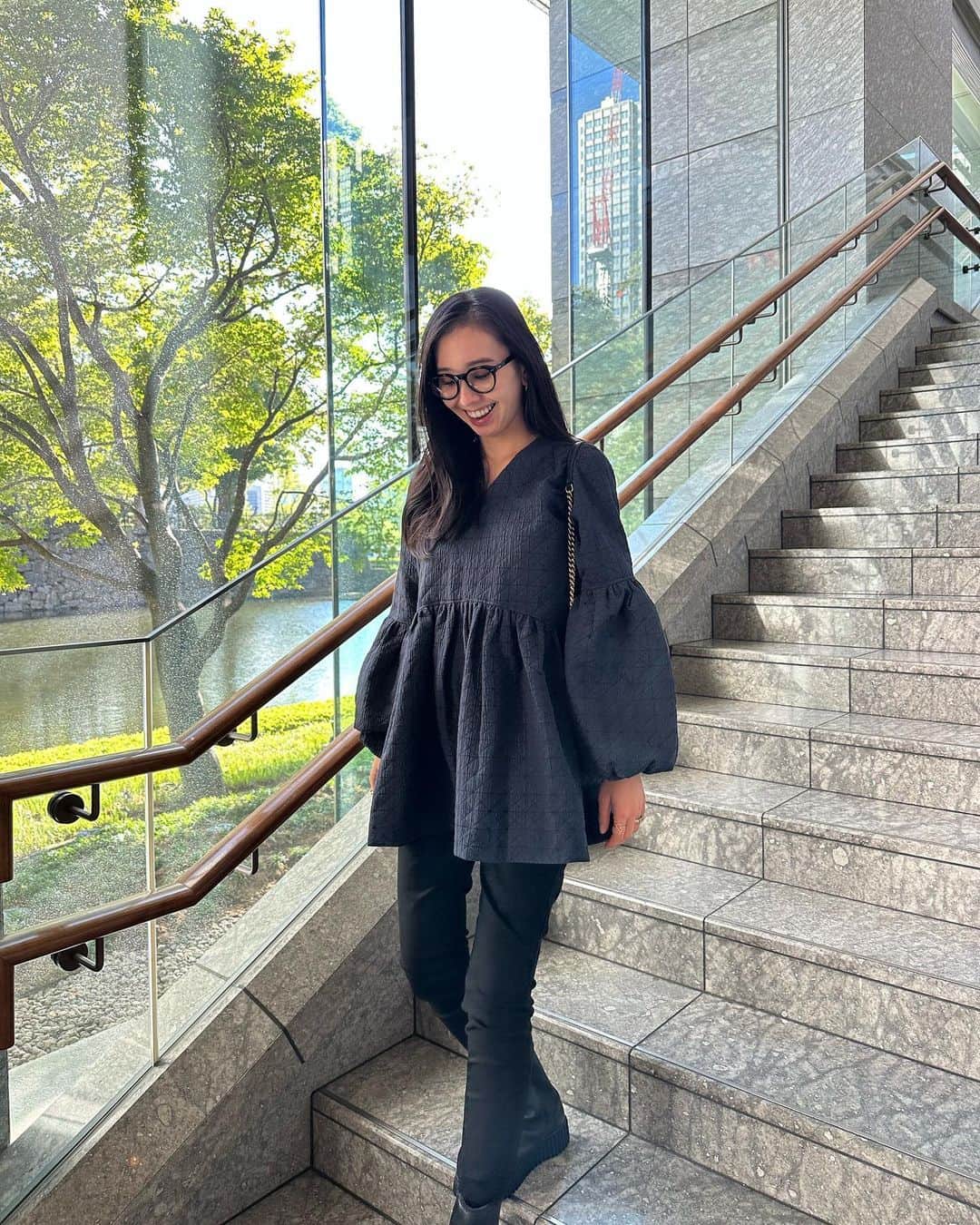 鈴木詩織のインスタグラム：「みどりさんがお誕生日のお祝いランチに連れて行ってくれた💗  美味しくて幸せでした〜🥹 この日は新作のチュニック　ネイビーカラーを着て行ったよん💙💙  ブラックのボトムスとの相性も抜群で、ホテルランチでも着ていけます🫢 シワにならないから座りジワも気にならない♡  🛒発売日:9/25(月) 20:00〜ブラック/ホワイト/ネイビー(NEW) @meri.onlinestore   ⁡  ⁡  #shiorin_styling#meri#ミリコのミリ活」