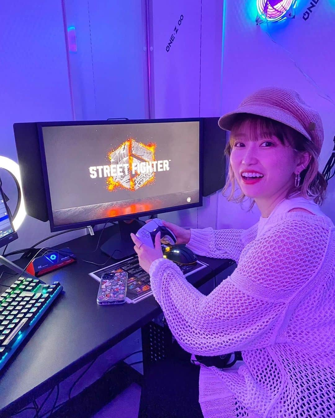 津田麻莉奈のインスタグラム：「今日は東京ゲームショウからの…！ #CRカップ  #ストリートファイター6 観にきてます！💪  写真はTGSのYouTubeクリエイターラウンジにて🙇‍♀️ スト6たのしすぎ〜！！！！  #TGS #TGS2023 #東京ゲームショウ　 #スト6 #クリエイターラウンジ #YouTubeクリエイターラウンジ #まりなる #津田麻莉奈」