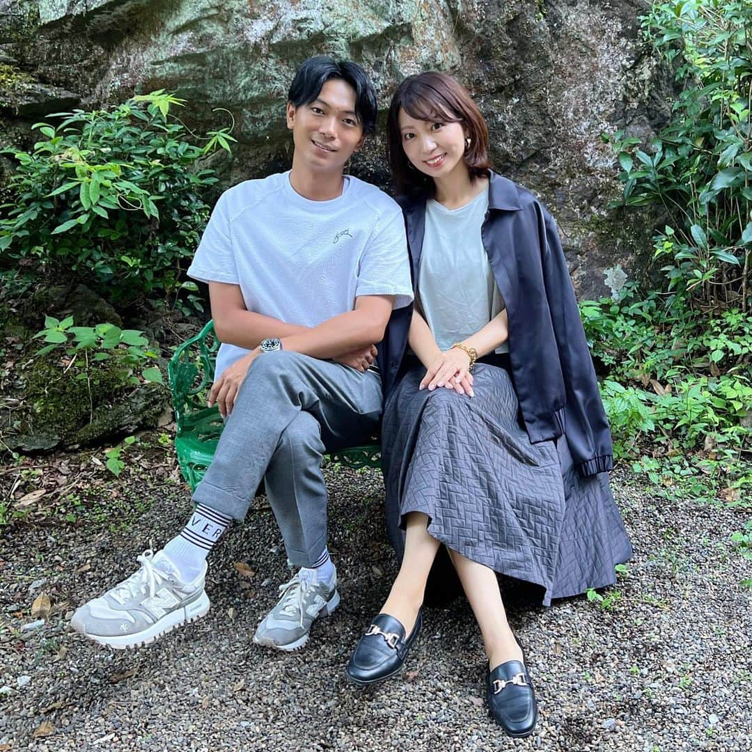 筧沙奈恵のインスタグラム：「娘が撮ってくれた夫婦shot📷 ・ 最近家族での食事中に、子供たちが「なんでパパと結婚したの？」「どうして結婚することになったの？」「ママはパパ好き？」「パパはママ好き？」とニヤニヤしやがら聞いてきたりします😁 ・ 「近所の公園にタイムカプセルを埋めてて、そこに結婚しようって書いてあったんだよ🥰」などと、当時のことを思い出して、子供たちのおかげで初心にかえれたりするので、悪くない😌 ・ 目の前にいる夫がとても大切な存在であること、ついついお仕事や子供達のことで頭がいっぱいになったりすると忘れがち？というか二の次になってしまうことがありますが、子供達のおかげで立ち戻ることができました！ ・ 全てにバランスよく向き合ってうまくやるのってすごく難しいけれど、時々立ち止まって自分がどんな人生を歩みたいのかを考えて、自分も周りも心地よく過ごせるように自分の人生の舵をきっていきたい！と思いました。 ・ 子供達の無邪気な質問から色々と深く思いを巡らせて、しまいには人生について考えることになったけれど、なんだか書き留めておきたくて文字にしてみました✏️ ・ ブログみたいになってしまった😂 ・ 🌱10月のご予約受付中！ 🌱顔タイプ診断®︎資格取得講座10月3日（火）4日（水）受付中！  ・ #夫婦　#夫婦写真　#夫婦コーデ #2児パパ　#2児ママ　#夫婦関係　#夫婦コーデ　#リンクコーデ　#夫婦リンクコーデ #グレーコーデ　 #骨格ナチュラル　#骨格クラシックコーデ　#骨格ナチュラルコーデ　#顔タイプアクティブキュート　#顔タイプアクティブキュートコーデ　#秋コーデ　#秋コーデ2023 #顔タイプ診断　#顔タイプ診断東京」