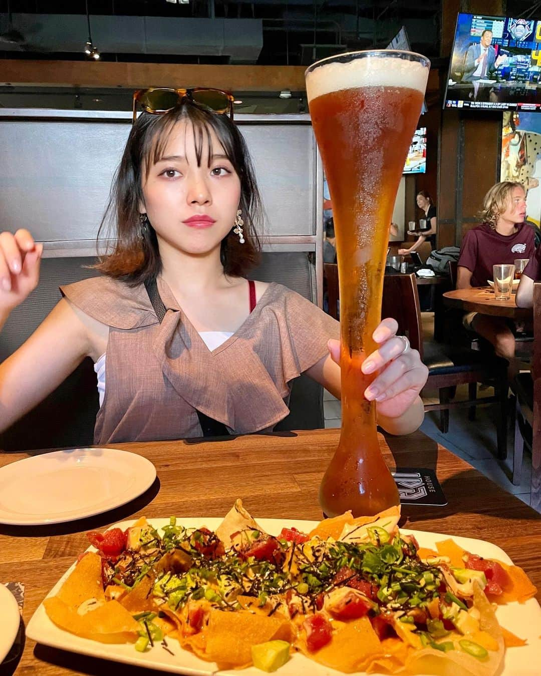 横山キラさんのインスタグラム写真 - (横山キラInstagram)「ハワイでハッピーアワー🍻  ハーフヤードサイズのとても長いビール飲みました！大きさにびっくり👀 ビールが100種類くらいあったので選ぶの時間かかりました笑  ハッピーアワーの時間帯は、おつまみは半額に、ハーフヤードサイズのビールが４ドル割引だったので、円安の今の時期でもお得に過ごせました🉐   #ハッピーアワー  #happyhour  #yardhouse  #honolulueats  #ハーフヤードビール  #ipabeer  #ホノルルグルメ  #ハワイグルメ  #ビール女子  #ビール🍻  #waikikieats」9月24日 21時20分 - kira_yokoyama_