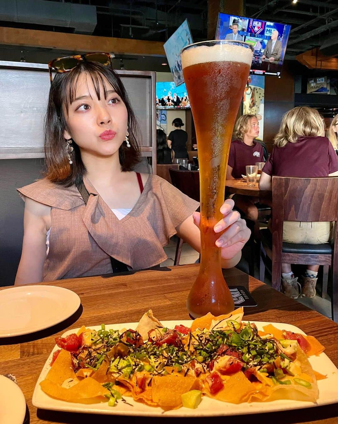 横山キラさんのインスタグラム写真 - (横山キラInstagram)「ハワイでハッピーアワー🍻  ハーフヤードサイズのとても長いビール飲みました！大きさにびっくり👀 ビールが100種類くらいあったので選ぶの時間かかりました笑  ハッピーアワーの時間帯は、おつまみは半額に、ハーフヤードサイズのビールが４ドル割引だったので、円安の今の時期でもお得に過ごせました🉐   #ハッピーアワー  #happyhour  #yardhouse  #honolulueats  #ハーフヤードビール  #ipabeer  #ホノルルグルメ  #ハワイグルメ  #ビール女子  #ビール🍻  #waikikieats」9月24日 21時20分 - kira_yokoyama_