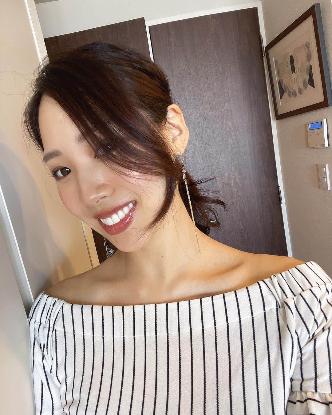 SAEKAのインスタグラム：「今日の気分はポニーテール🤎  鎖骨は昔から自信ありパーツなの バレエの先生に小さい頃から平行で綺麗だと褒められてたから単純に🤭  数年前に宮古島で購入した このピアスもシェルで出来ていてお気に入りです🐚  私は昔から毛が全身薄めで まつげや髪の毛のケアはかかせません 今日はまつ毛について♡  私は元々逆さまつ毛でまつ毛ある？ってくらい短く薄かった そこから @atsuk053 ちゃんに出会ったもう5年前ほど？ まつ毛がすごく綺麗で印象的で何使ってるー？って聞いたのがまつ育の始まり👀  教えてくれた2本の beautylashとDreamlashは 今も私の日常の愛用品  朝と晩にかかさず両方を塗っています おかげで2.3枚目の写真は まつ毛に何も塗っていません、マスカラなし かなり長くなりました✌️  そんなあっちゃんが作ってる @acil_cosmetics 美容液も使っています 私がいつも通ってる美容院で販売されている @ivii_official も使っています 栄養をその時その時で補給してあげるのが 大事かなと思っています✨  最近発売された @shiseido_japan  目元美容液も なんとまつ毛にも良いと知り お風呂上がりに丁寧にまつ毛の根元までマッサージしてます  何でもコツコツが私の得意分野！ 毎日が楽しくなるのは こうした日々のケアです🎵  #産後美容 #産後 #産後ホームケア #美容 #美容好き #まつ毛 #まつ毛ケア #まつ育 #まつ毛パーマ #歯科医師 #女医 #フィットネスモデル」