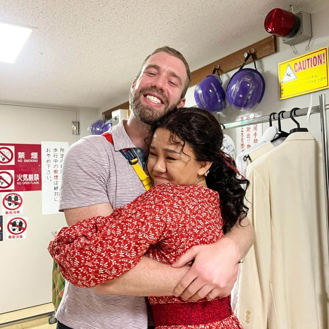 遥海のインスタグラム：「A big thank you to this wonderful human being.  I miss your energy, your passion and your heart. I miss you😭  We miss you, @eamonjohnfoley !!!   I wish we had more time thooo😭😭  振付師のエイマン。 とにかくパッションに溢れてて この人が放つ言葉全部色にみえるの。 sarah brown eyesの直後、いつもマザーとリトルボーイに励まされるくらい エイマンの振り付けが切なくて、 悲しくて。 そこにいるのに届かなくて、、  もっともっと一緒に時間を過ごしかったなーっていまだに寂しいやつは私です！😂  出会いって、 本当に人生を変えるよね。  #ラグタイム」