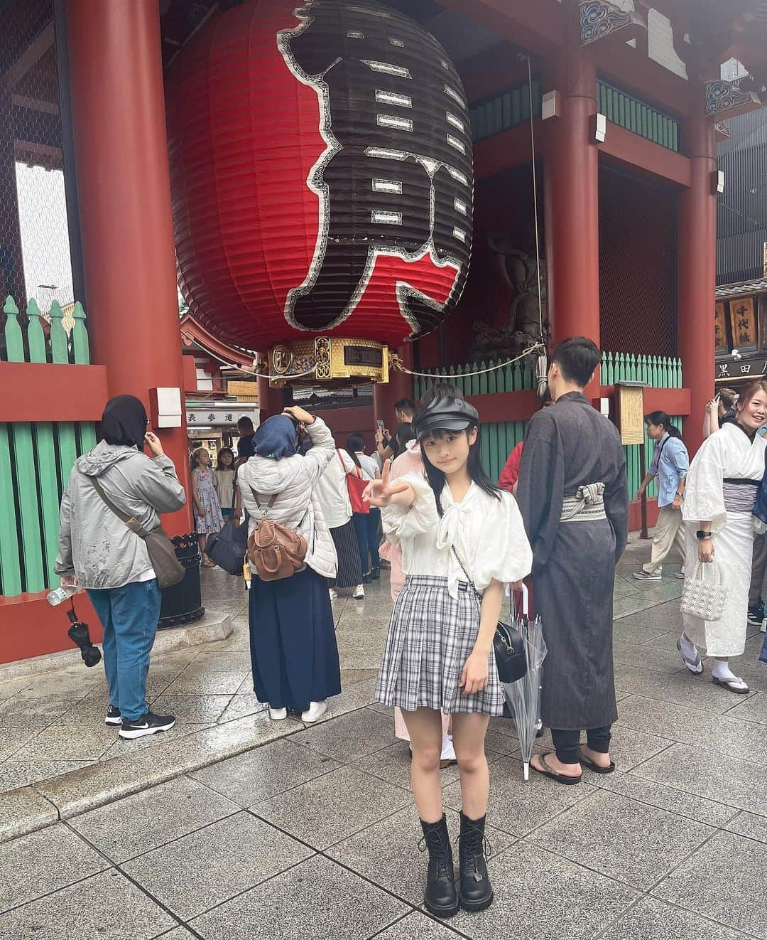 西野心桜のインスタグラム：「ずっと行きたかった浅草行ってきたの！！ 雨降ってたから晴れてる時に次は行きたい🥲   #浅草  #雷門  #東京  #モデル  #jc2  #jc  #09  #女子中学生」