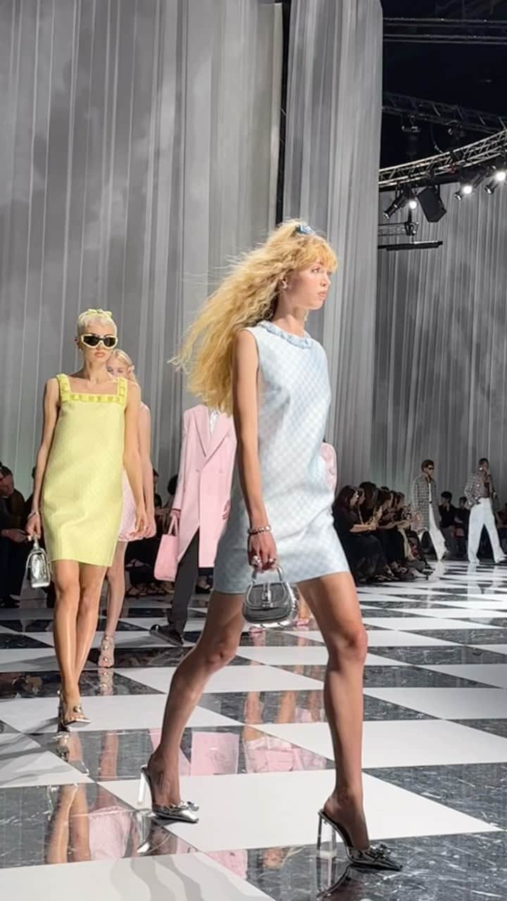NASUのインスタグラム：「@versace  #versacess24」
