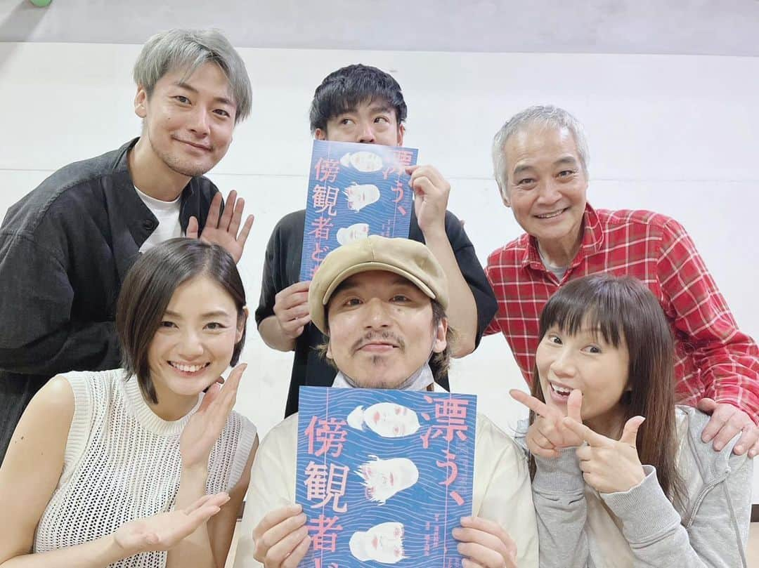 片山萌美のインスタグラム：「💙  舞台 漂う、傍観者ども  脚本を手がけた深井邦彦さんが 今日はお稽古に きてくださいました 引っ張りだこの深井さん  なんでこんな面白い会話が紡がれていくのか 深井さんの人生観を全て聞いてみたいです。  そう！ なんかさ、 人生観よ。 そう、人生観を少し話すというか。 今回の舞台は そんな感じ？なんだけど あ、でも違ったらごめんなさい。笑  なんかねー、 私がお客さんとして観劇したら これは見てよかったなって 絶対思う。 観てもらえないことに 後悔する気がする  みんなに...!! 本当に来てほしい!!  9月26日〜10月1日まで 下北沢OFF・OFFシアター  #舞台 #漂う傍観者ども　 #下北沢　 #下北沢offoffシアター  #moemikatayama」