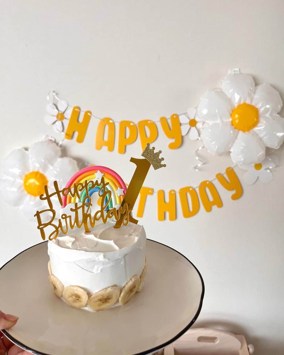 ハミ のインスタグラム：「▽ バースデーケーキは @pigeon_official.jp のキットで🎂  めっちゃ簡単だし1歳頃から食べられるから長男の誕生日もこれで作りました。  ケーキトッパーと装飾は @shein_japan をぽちぽち🤳  2人とも喜んでくれて良かった😆🌈  #birthdaycake#birthday#1歳誕生日#年子兄弟#男の子ベビー」