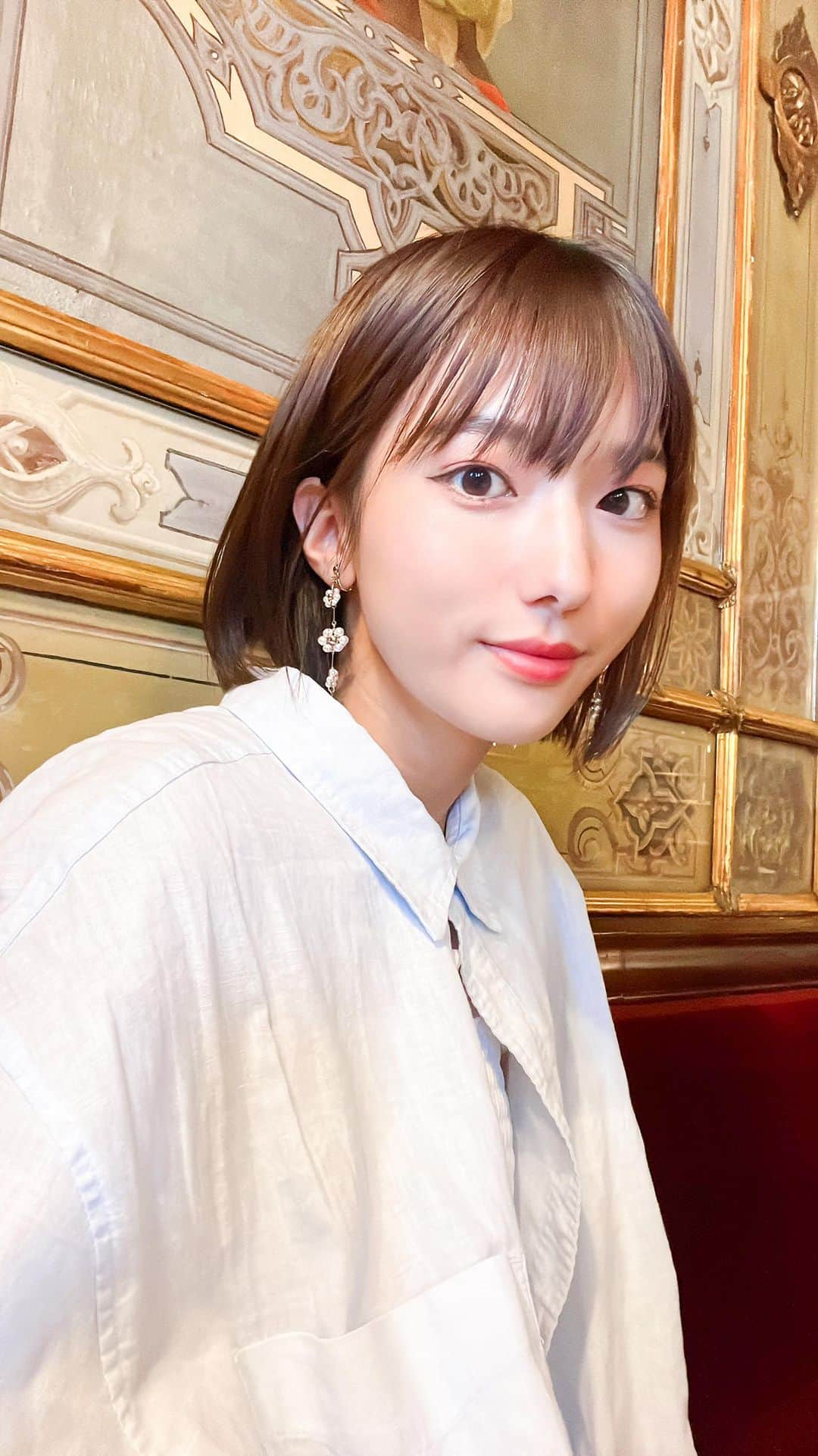 搗宮姫奈のインスタグラム：「ヨーロッパ最古のカフェ　フローリアン☕️  世界を周りながら歴史を知ることが出来るのは、楽しい。🫰🩵🌏 #ひめ旅日記 #ひめカフェ巡り #世界一周コーヒーの旅 #世界一周 #イタリア #ヴェネツィア #カフェフローリアン #ヴェネツィアカフェ #イタリアカフェ #カフェ巡り  #コーヒータイム #コーヒースタンド #コーヒー好き #コーヒー豆 #worldtour #worldtraveler」