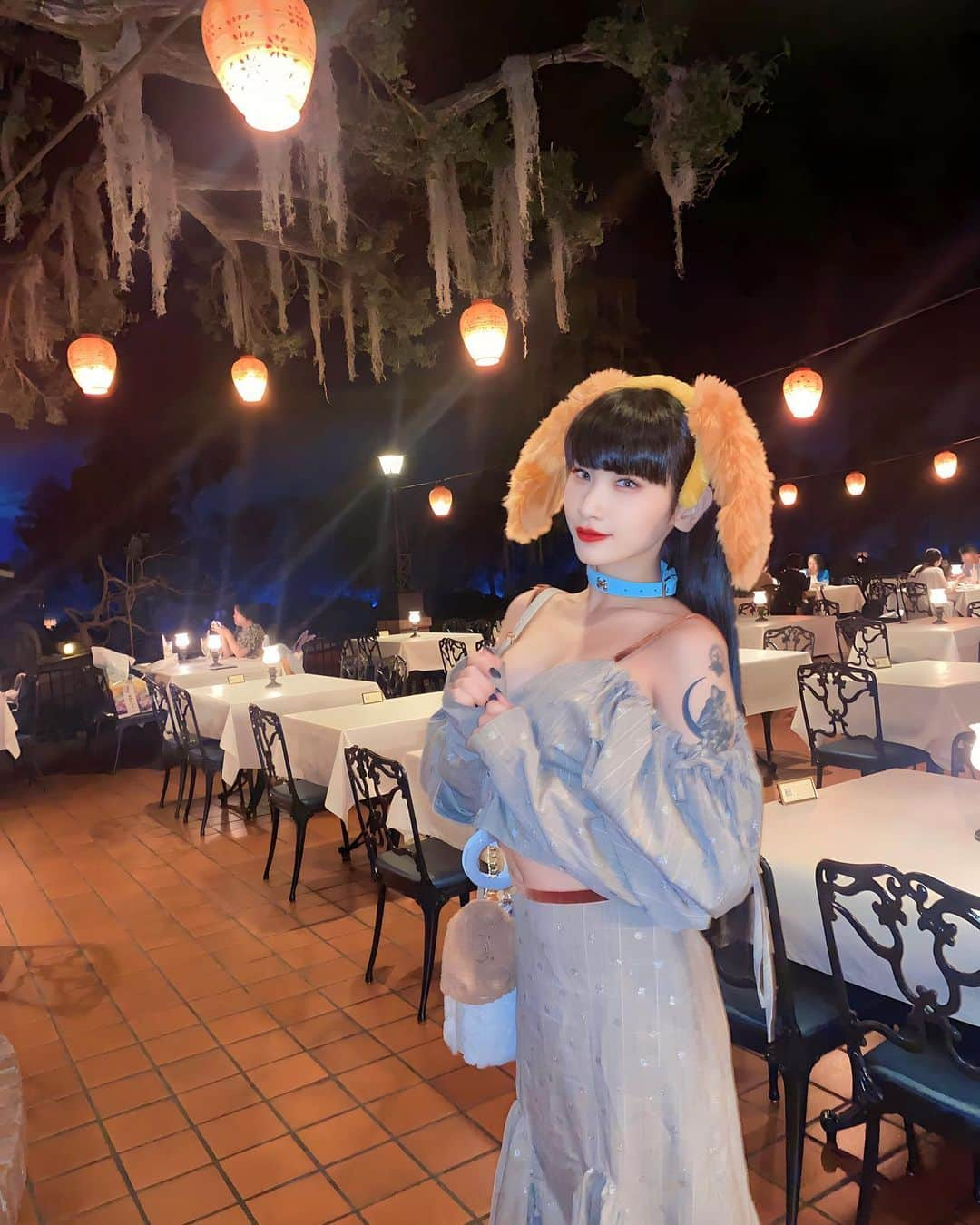 IBUKIのインスタグラム：「🐶🍝🐺 . . ❤︎Disney Halloween❤︎ . 実は初のディズニーハロウィンに 連れて行って貰いました❤︎  毎年ユニバ🎃だったけど 今年はハティいるから 遠出は厳しいなあと思ってたら じゃあディズニー行こ！って お友達がこっそり ブルーバイユーレストランの 予約までしてくれたの🍽️ 彼女力高すぎて聞いた時感動したよね😣  一番好きな映画が パイレーツオブカリビアン☠️だから その世界観の中で美味しいディナーが食べられて とっても幸せでした🐶❤︎  一足早い、はぴはろうぃーん🎃 . . . #バーレスク東京 #バーレスクts #ディズニーランド #Disney  #ディズニーハロウィン #Halloween #わんわん物語 #ディズニーコーデ #カリブの海賊 #パイレーツオブカリビアン  #ブルーバイユーレストラン」