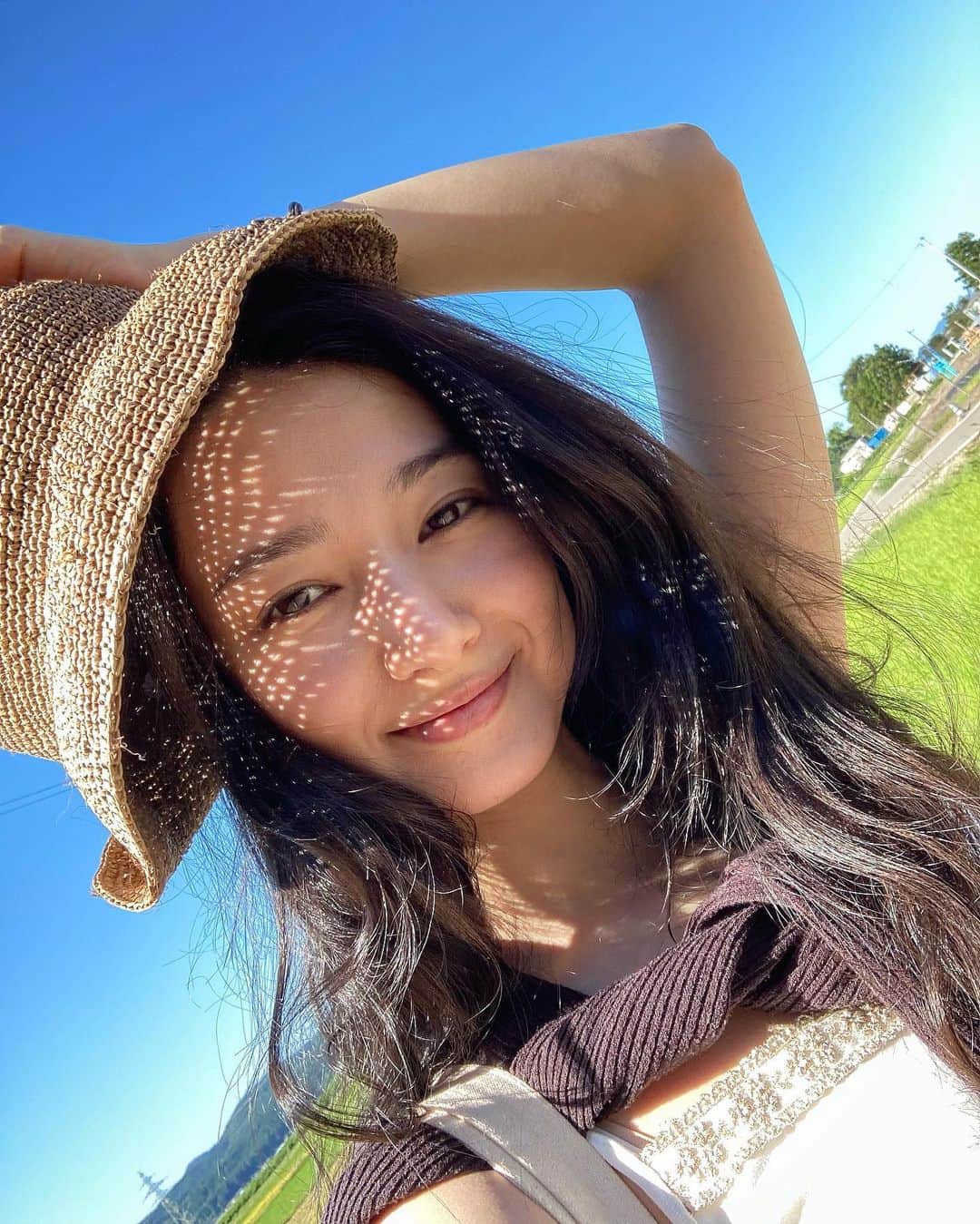 黒澤はるかのインスタグラム：「初めての新潟🌾 せっかくなので撮影終わりに 何かして帰りたいなぁと まずは愉快な撮影仲間の皆さんと ご褒美お寿司に行ってたらふくぽんぽこ！ 教えてもらった温泉に行ってみたら とても好みのお湯で大当たり。 沢山エネルギーを使った撮影後には たまらなくしみる幸せで そのまま私も湯に溶け込みそうになった♨️  タクシーの可愛いおじちゃんに おすすめされた稲刈りをぼーーーと見て、 ようやく整った頃の私。笑 日差しは強かったけど のほほん癒され時間を満喫🌞✨  温泉に浸かってぷかぷか浮いてたら 柱に可愛すぎるカエルが現れたので カエルとお話ししながら のぼせる手前で解散♪  カエルと話してたけど 周りの方には多分、 柱と話してるやばい人に 見えていたと思う。笑  お寿司屋さんの大将に 山菜狩りでとってきた新鮮な茗荷も 沢山頂いちゃって、、、🥹 人の優しさに包まれるぅ〜な 満たされはっぴーdayでした🌾✨  ぱたりっ」