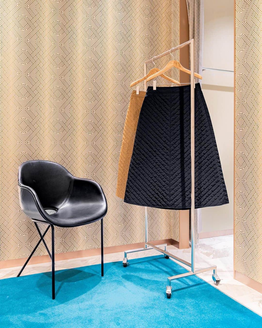 Theory luxe official account.のインスタグラム：「［LIMITED COLLECTION］  Luis Quilt Oda ＊オンライン・一部店舗限定商品  中綿キルト素材の切り替えフレアスカート。  キルトステッチを斜めに施し、すっきり見えるジオメトリックな柄に仕上げました。 ほど良いハリとボリュームでパッと広がる美しいシルエットを演出。  マットな表面感と、ワッシャー加工によるナチュラルな風合いが特徴のナイロン素材を採用し、中綿にはThe LYCRA CompanyのTHERMOLITE®を使用。 細デニールの低ロフト中綿素材で、軽量かつ優れた保温性が期待できます。  #theoryluxe #セオリーリュクス #ポンチョ #キルティングコート #ポンチョコート」