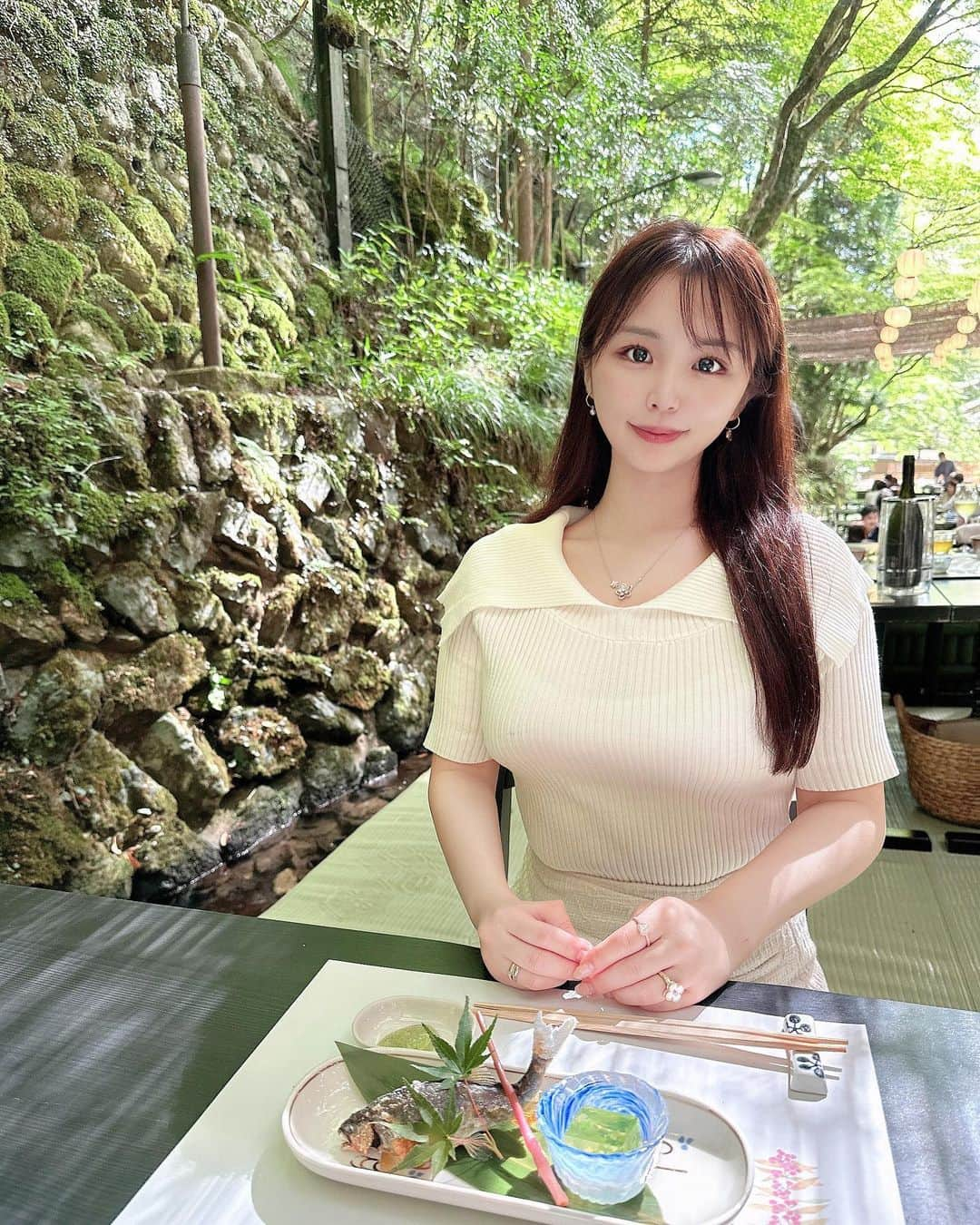 CHERIさんのインスタグラム写真 - (CHERIInstagram)「Kyoto Kawadoko experience 🇯🇵🌿.∘  Kawadoko is a Kyoto style of restaurant where the floor is placed over a river🏞  📍貴船　川床　ひろや　 予約は一休からしました✨  夏の終わりに川床で涼しく✨️ 人生初の川床体験の為に貴船まで行って参りました🧚‍♂️ 川の上にご飯所が設けてある施設でとても涼しくて気持ちよかった✨️ 京都の丁寧なおもてなしを受け心も穏やかに💐  今夏はじめての鮎がとても美味しかった🐟 もう秋刀魚の季節だね  #川床#貴船神社#貴船川床#貴船ひろや#kawadoko#kyotoexperience #一休レストラン#一休レストランで予約」9月24日 21時27分 - hi_cherish.gram