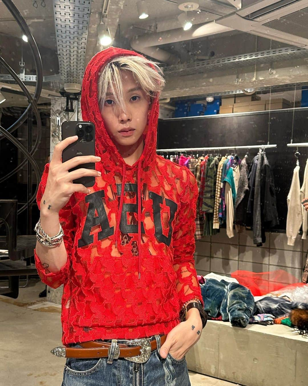 久保田有人さんのインスタグラム写真 - (久保田有人Instagram)「Off shot from yesterday's shoot ⭐︎  Do I look good in red? :)」9月24日 21時29分 - imyutg