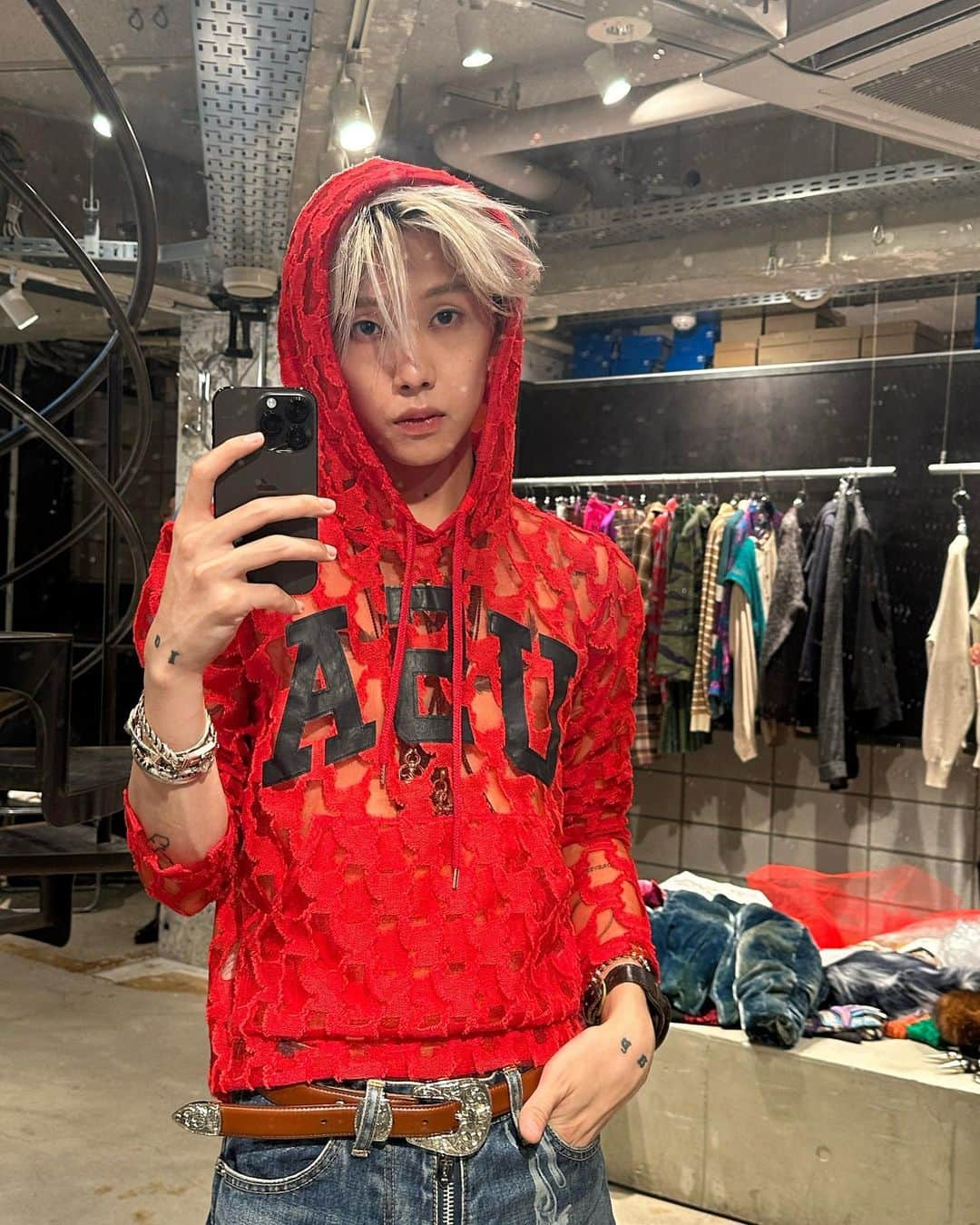 久保田有人さんのインスタグラム写真 - (久保田有人Instagram)「Off shot from yesterday's shoot ⭐︎  Do I look good in red? :)」9月24日 21時29分 - imyutg