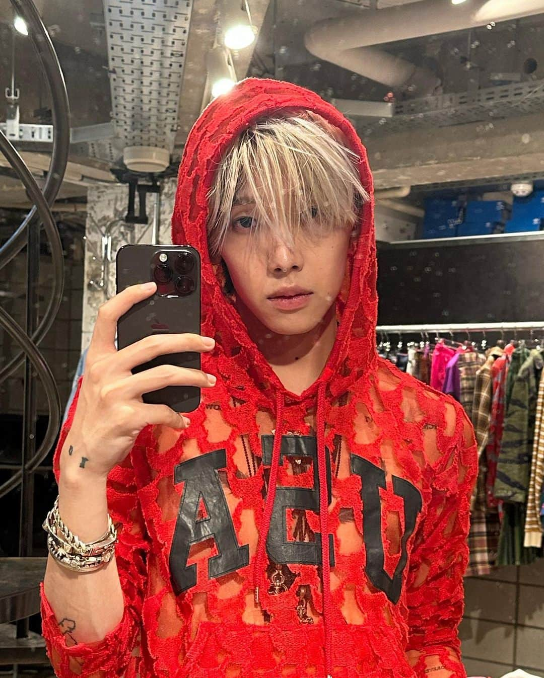 久保田有人のインスタグラム：「Off shot from yesterday's shoot ⭐︎  Do I look good in red? :)」