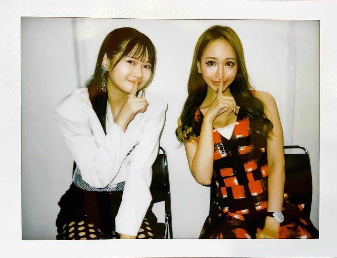 桜ゆみのインスタグラム：「夢の一枚😭💕 今日は記念の日…🫶🩷  今日はだいすきな推しちゃんに会えました😭🌼 岡村ほまれお嬢さま…🫶💕  ライブも接触イベントも全てが人生初めてで、 ずっと在宅だった私を現場デビューさせてくれたのがほまたん。  こんなにバブい👶可愛いお顔なのに、 背が高くて手足長くて顔も小さくて…😭💕 声も可愛いんだ〜🥺🩷😔💕🥺🩷💕  私の人生の中でアイドルちゃんとのチェキを撮る日が来るとは想像もしてなかったし、 こんなに可愛い子と写真撮れるとか😭💕 大感謝🌼🫶✨💕🩷✨💕🩷！🙇‍♀️！ という感じでスッカリ沼です…  アルバム1枚とか安すぎる…😭✨😔🦄🔥  ほまたんが小顔すぎて公開処刑された私です。  そしてわたし黒すぎて病んだ🦄笑  本当に本当に本当にありがとうの気持ち🫶💕  ポーズは、 モーニング娘。'23×モスバーガーコラボARの 「話しかけないで〜🤫」より。  推しちゃんのインスタ👇 可愛すぎるので見てみてください😻💕  🌼 @homare__okamura.official   . #岡村ほまれ #モーニング娘23」