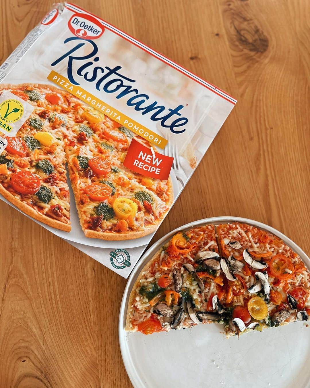 忍舞のインスタグラム：「友達がきて、冷蔵庫に何もなくて お腹空いたので 冷凍ピザを🍕  ドイツのピザなんだけど ヴィーガンだし具沢山だし めちゃ美味しい✨ 1人1ホール食べたw  マッシュルームだけのせたんだけど それ以外は最初からのってて トマトもたっぷりジューシーなのがのってて 冷凍ピザともヴィーガンとも感じなくて感動😭  ここはグルテンフリーのピザもあったから グルテンフリー✖︎ヴィーガンのがあればいいなーー。  これは冷凍庫に常備してたいww  #ピザ #冷凍ピザ #ヴィーガンピザ #ドイツピザ」