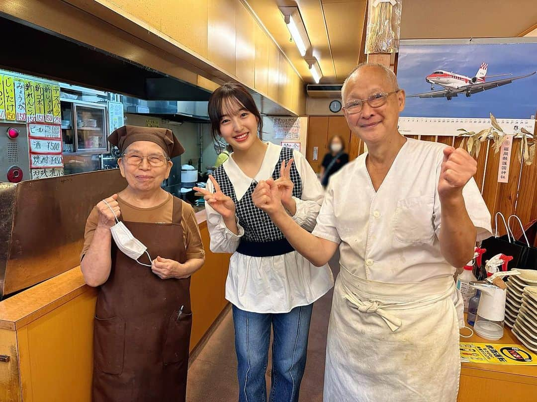 田島芽瑠さんのインスタグラム写真 - (田島芽瑠Instagram)「大好きな天ぷらだるまさんへ🍤  お久しぶりに大将と女将さんに会いに行ってきました♡ 去年の福岡での舞台も観に来てくださったり、小さい頃から応援してくださる温かいお店です。 福岡帰る時は絶対行きたい場所。  ここの天ぷらが1番好き！ カリッとしてるから、重みもなくサクサク食べられちゃうの。タレも最高でだくだくにつけてご飯と食べるともう箸が止まらない！あと塩辛も美味しすぎるのよね。天ぷらもボリュームたっぷりだからお腹いっぱいになれます☺️✨ いかとナスが特に好き❤️ しかも今日はお久しぶりだったので、卒業やら11周年やら何やらで色んなお祝いも兼ねておめでタイということで特別にタイの天ぷらを大将がプレゼントしてくださいました😭 （女将さんは立派な海老を用意してくださってたのですが私が甲殻類アレルギーで食べられず、、悔し。。）お2人の気持ちが本当に嬉しすぎて、幸せな時間でした🥺  アットホームでどこか懐かしい雰囲気の天ぷら屋さん。 皆さんも福岡にお越しの際はぜひ！って結構皆さん行ってくださってるみたいで大将達も喜んでくださって私も嬉しいです🥰 （〒福岡県福岡市中央区大名1丁目2-15 坂田ビル1階）  #天ぷらだるま #天ぷらだるま大名」9月24日 21時29分 - meru_chan_official