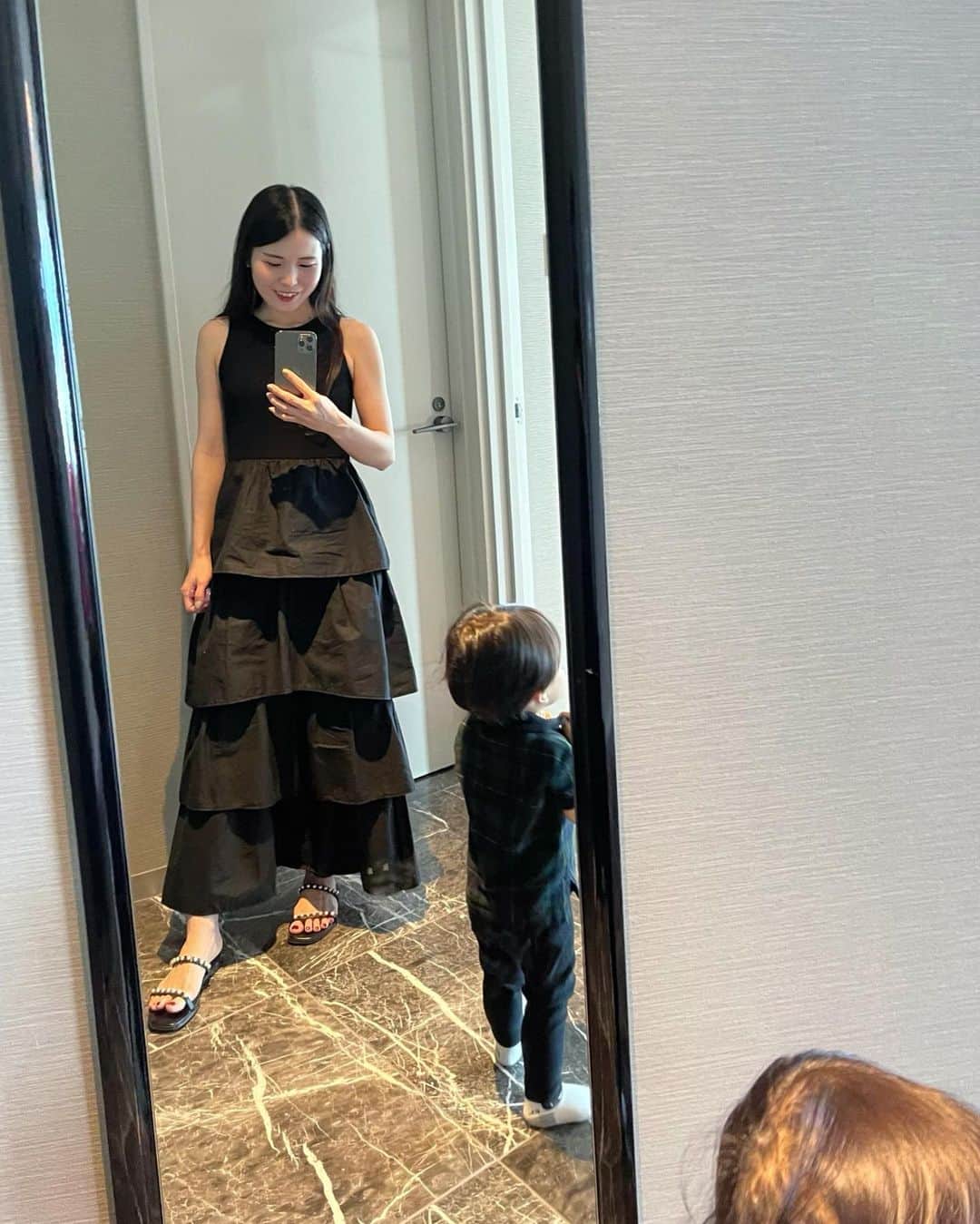 田中響子のインスタグラム：「お洋服撮ってたら 衿もとのチェックにきたぼく🧒🏻  cizattoのワンピース ティアードだけど絶妙なバランスで 可愛くなり過ぎず モード感あってかわいい🤍」