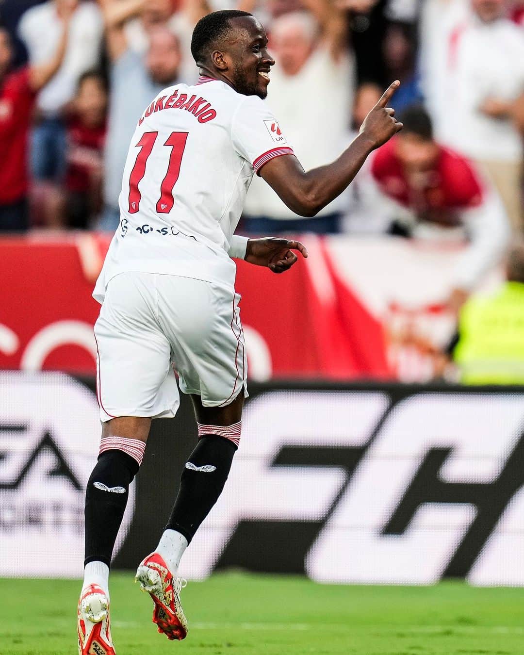 セビージャFCのインスタグラム：「📅 Hoy, 2️⃣4️⃣ de septiembre, es el cumpleaños de Lukebakio 🇧🇪  ¡Muchas felicidades, Dodi! 🥳  #WeareSevilla #NuncaTeRindas #birthday #sevillafc #sevilla」