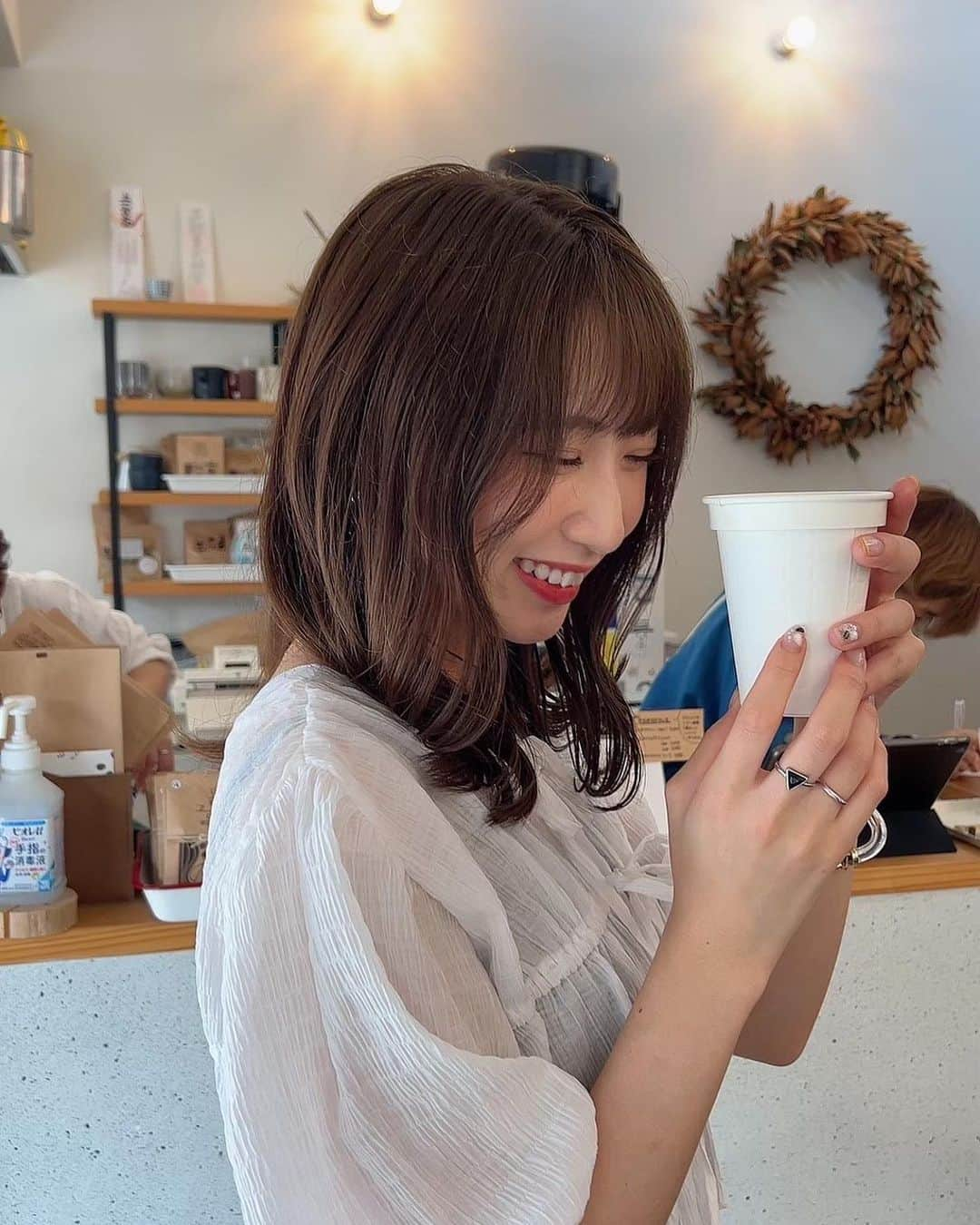 上野優華さんのインスタグラム写真 - (上野優華Instagram)「offshot📸  アンバサダーを務めるネッツ徳島さんの情報誌「Neu(ノイ)」Vol.2で特集していただきました！  神山にある豆ちよ珈琲さん とても素敵で自分用にしっかりお土産も買って帰りました。 愛に溢れたお店の方々に会えたこのご縁も本当に嬉しかったです！  他にも訪れたお店もまた紹介します🙌🙌  ネッツ徳島さんの店舗と、取材させていただいたお店にフリーペーパーで置いてくださってます！ 是非ゲットしてね！  #徳島 #ネッツ徳島 #Neu #ノイ #神山 #豆ちよ珈琲 #珈琲 #☕️ #コーヒー #coffee」9月24日 21時41分 - yuukaueno0205